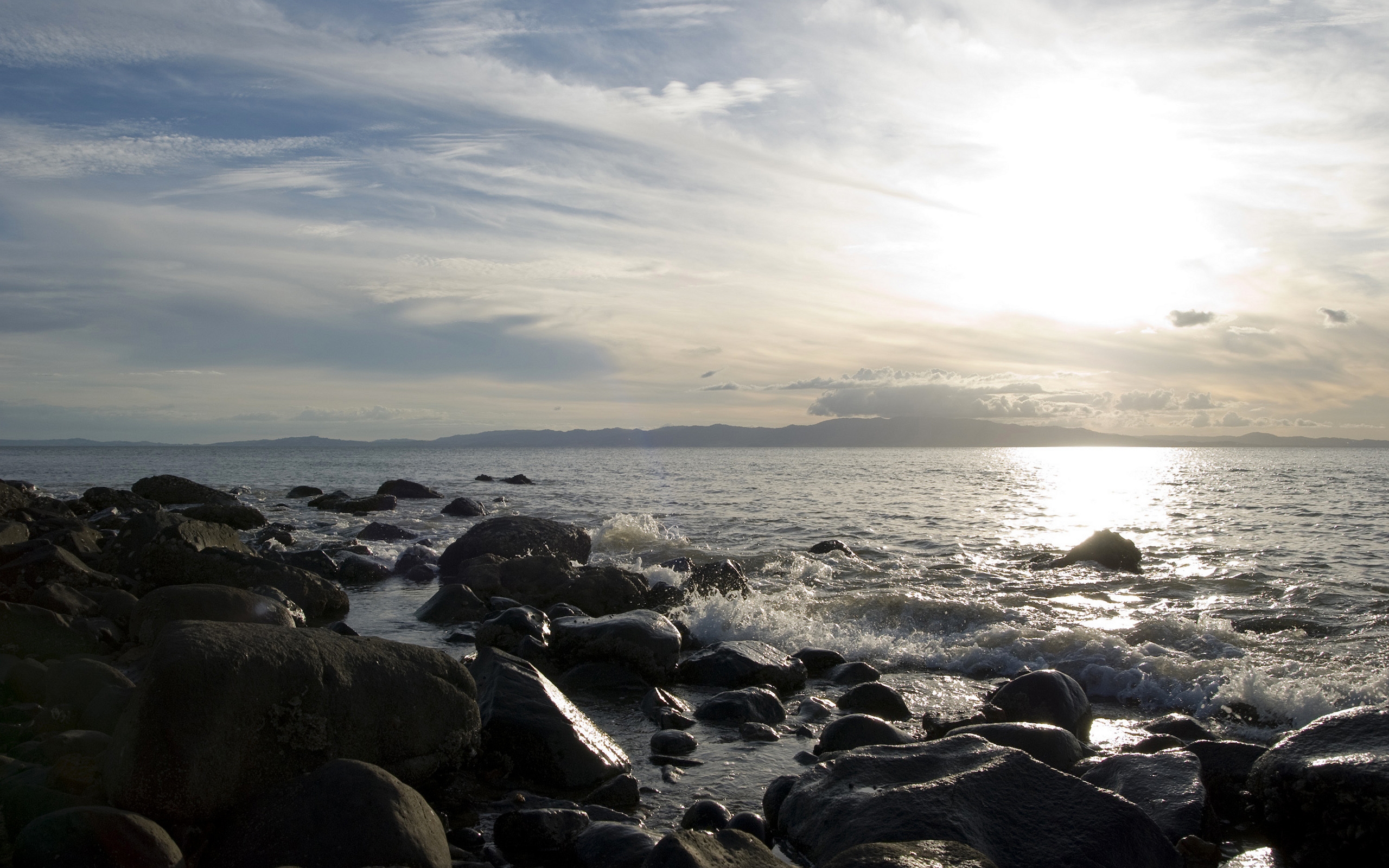 Free photo Big smooth rocks on the seashore