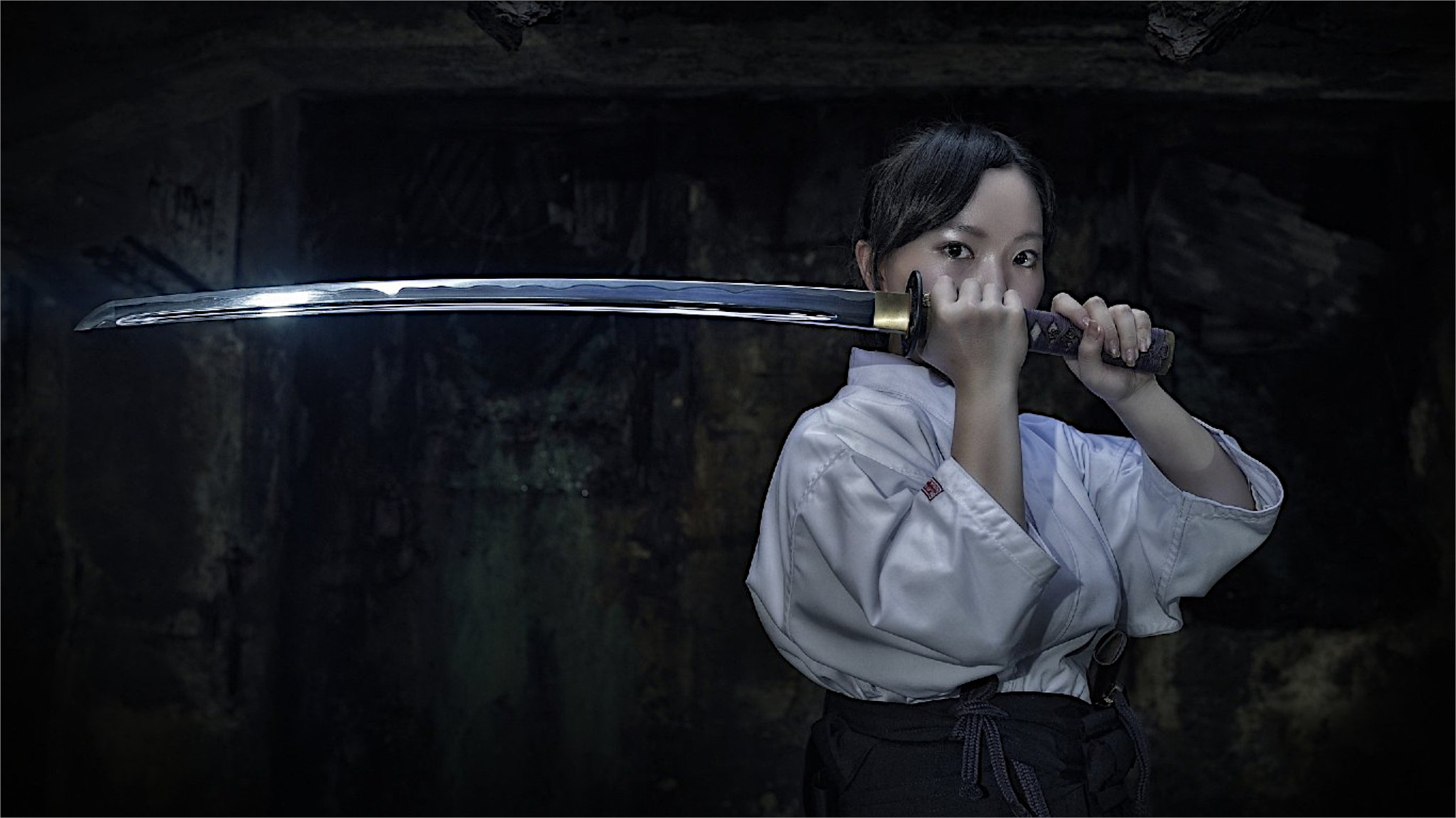 Free photo Asian girl with a katana