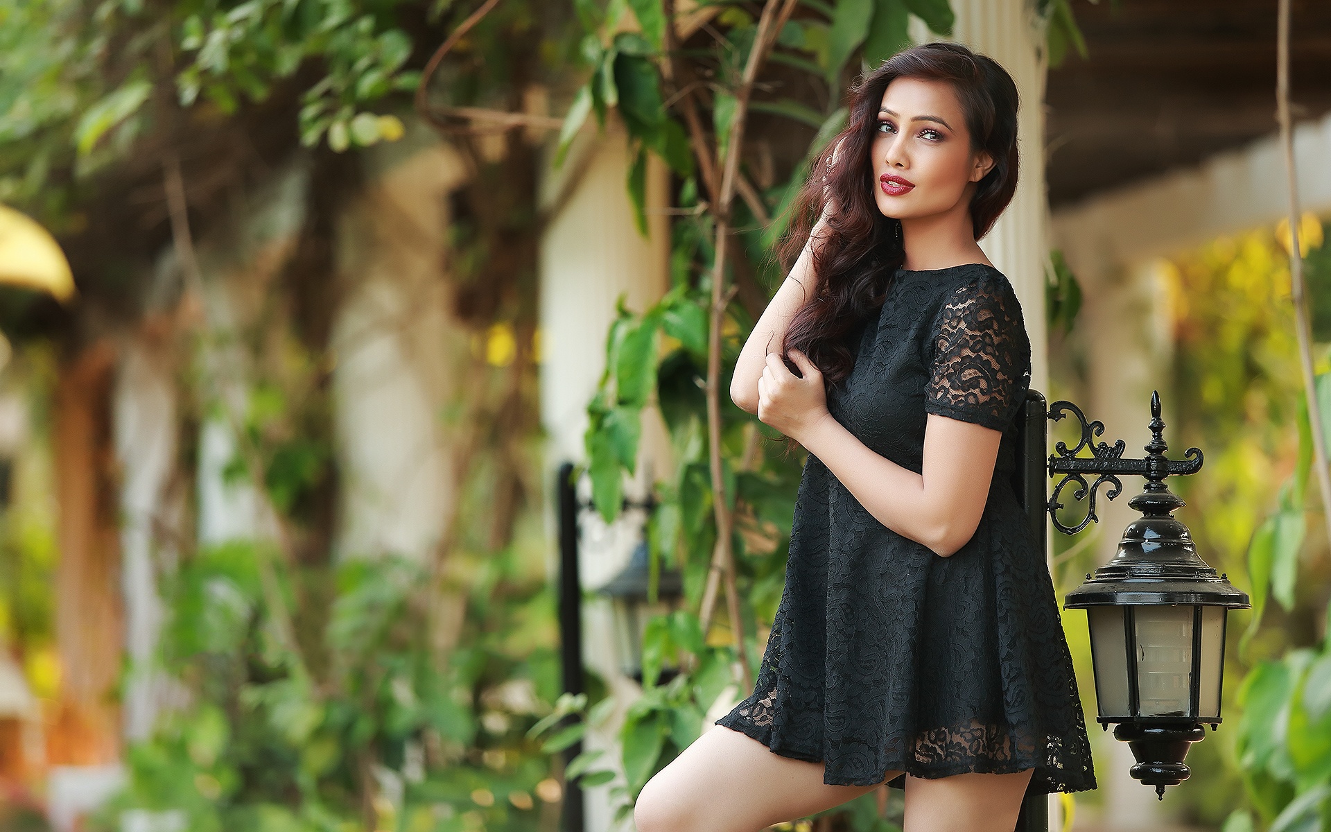 Обои женщина модель брюнетка на рабочий стол