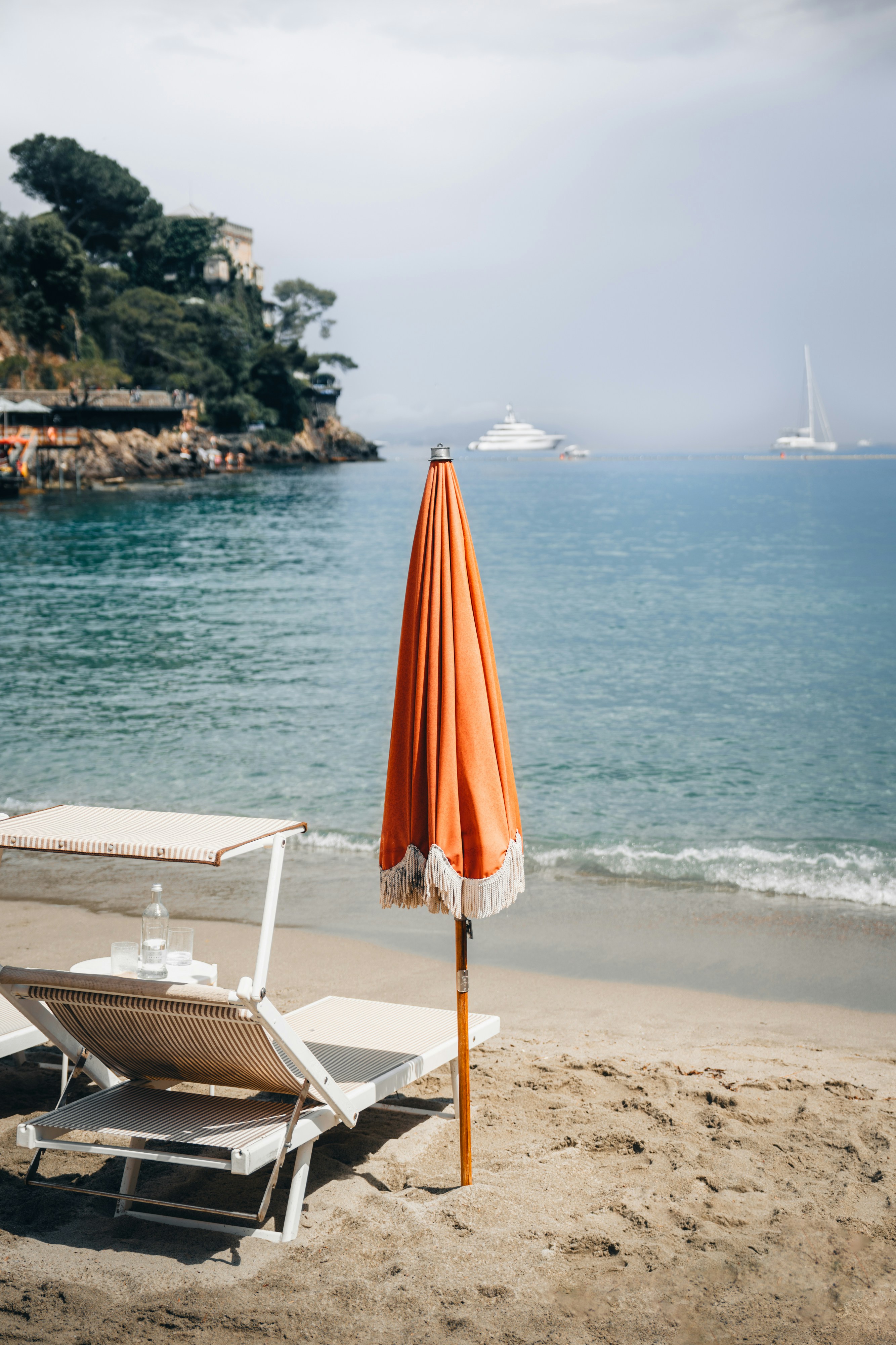 免费照片海滩上的雨伞