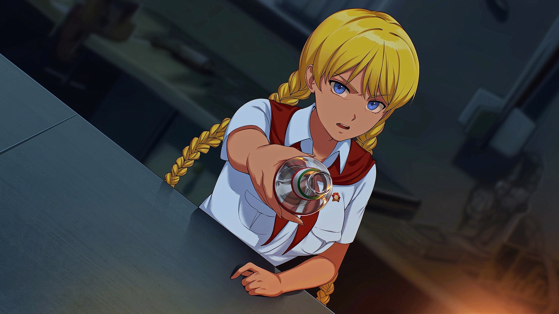 Бесплатное фото Славя с бутылкой в руках сидит за столом игра бесконечное лето