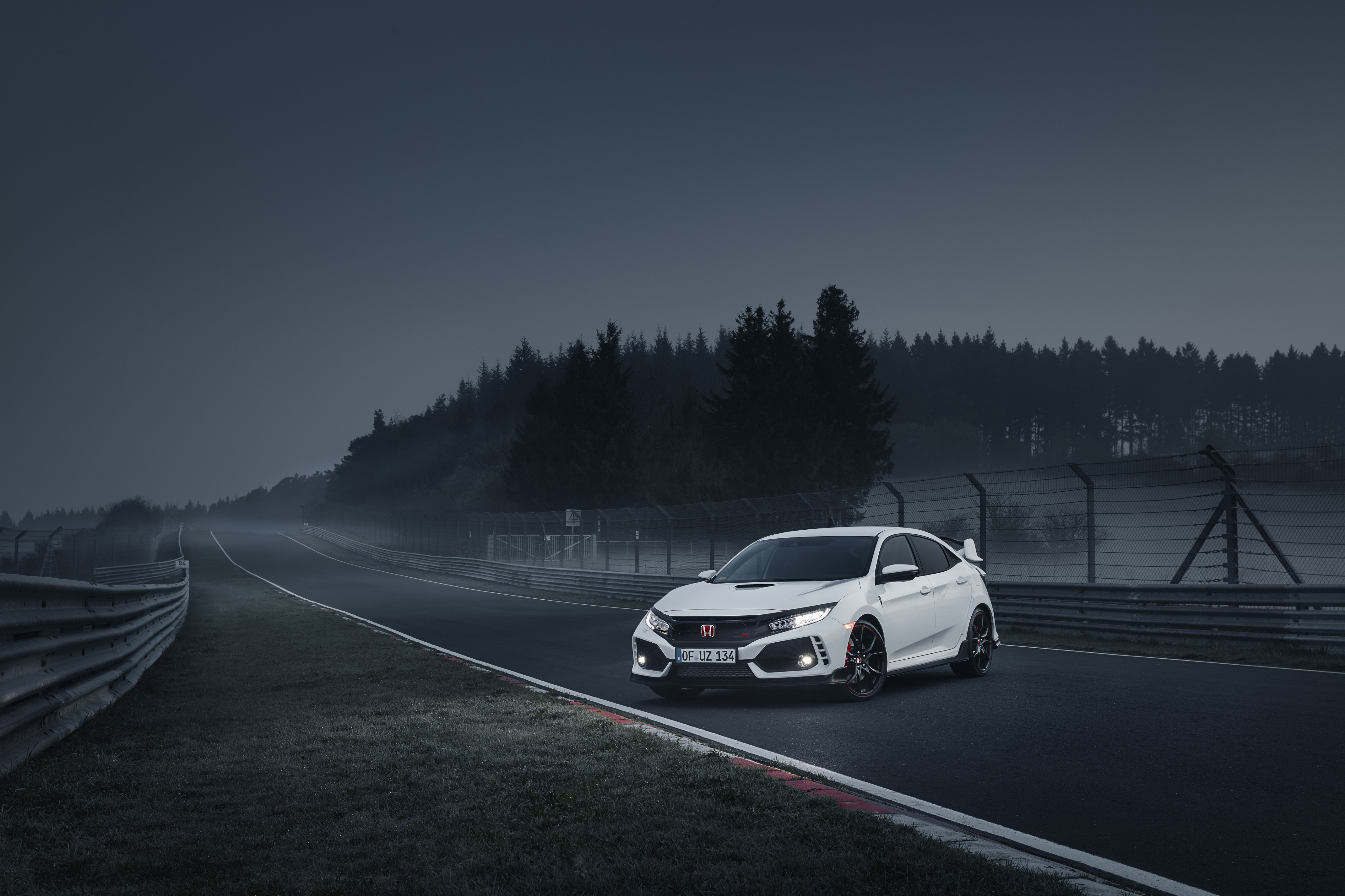 Free photo A white 2018 Honda stands on the road at night