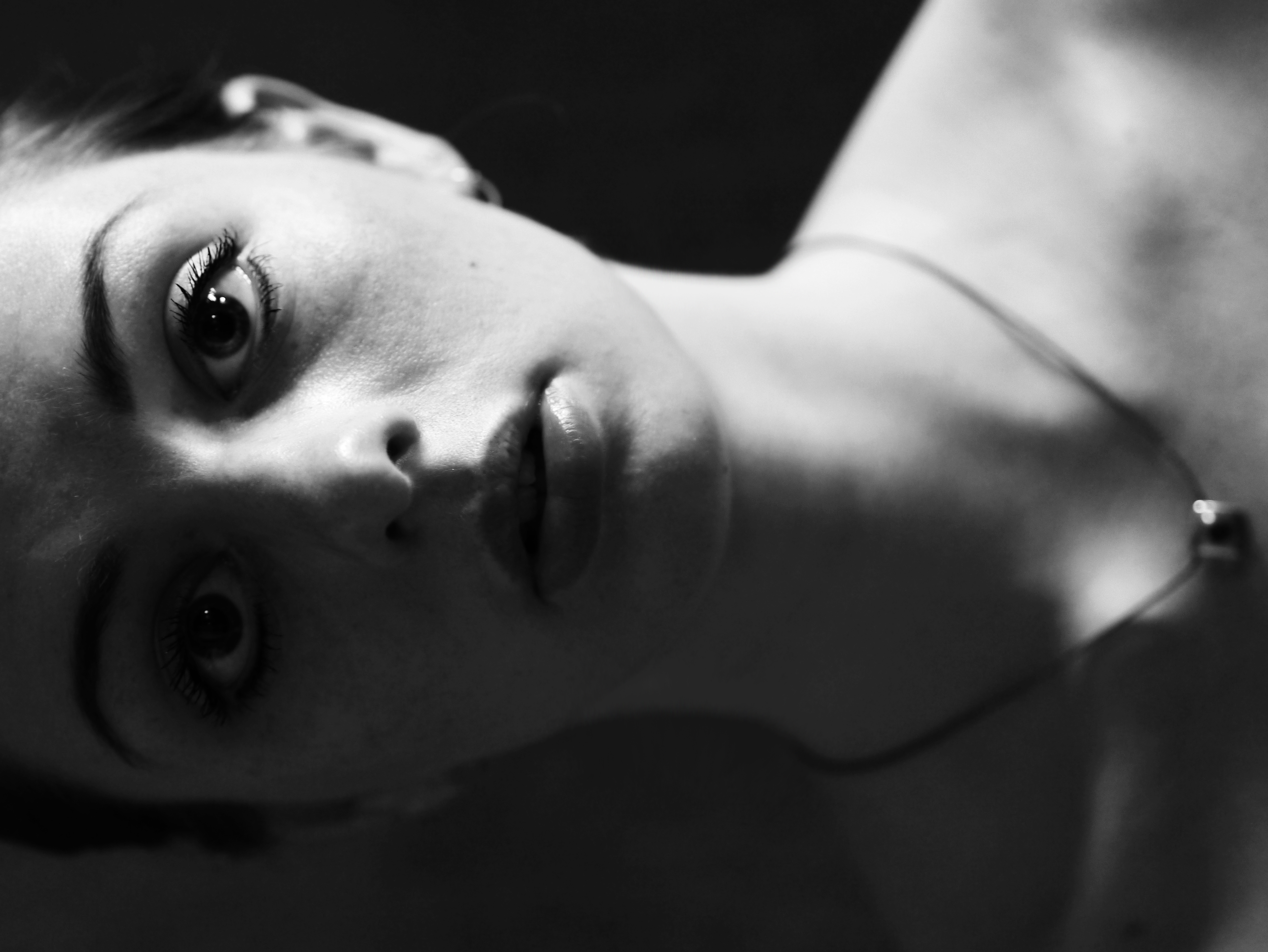 Обои лицо контраст белый на рабочий стол