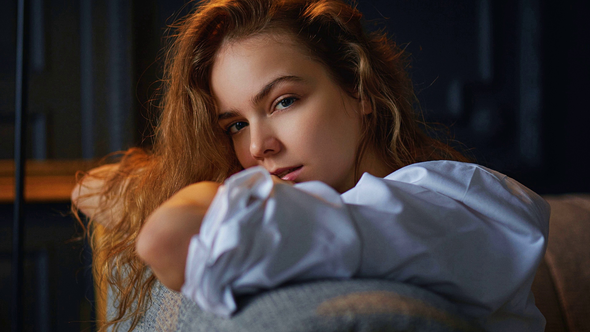 Free photo Redheaded girl on the couch in the room