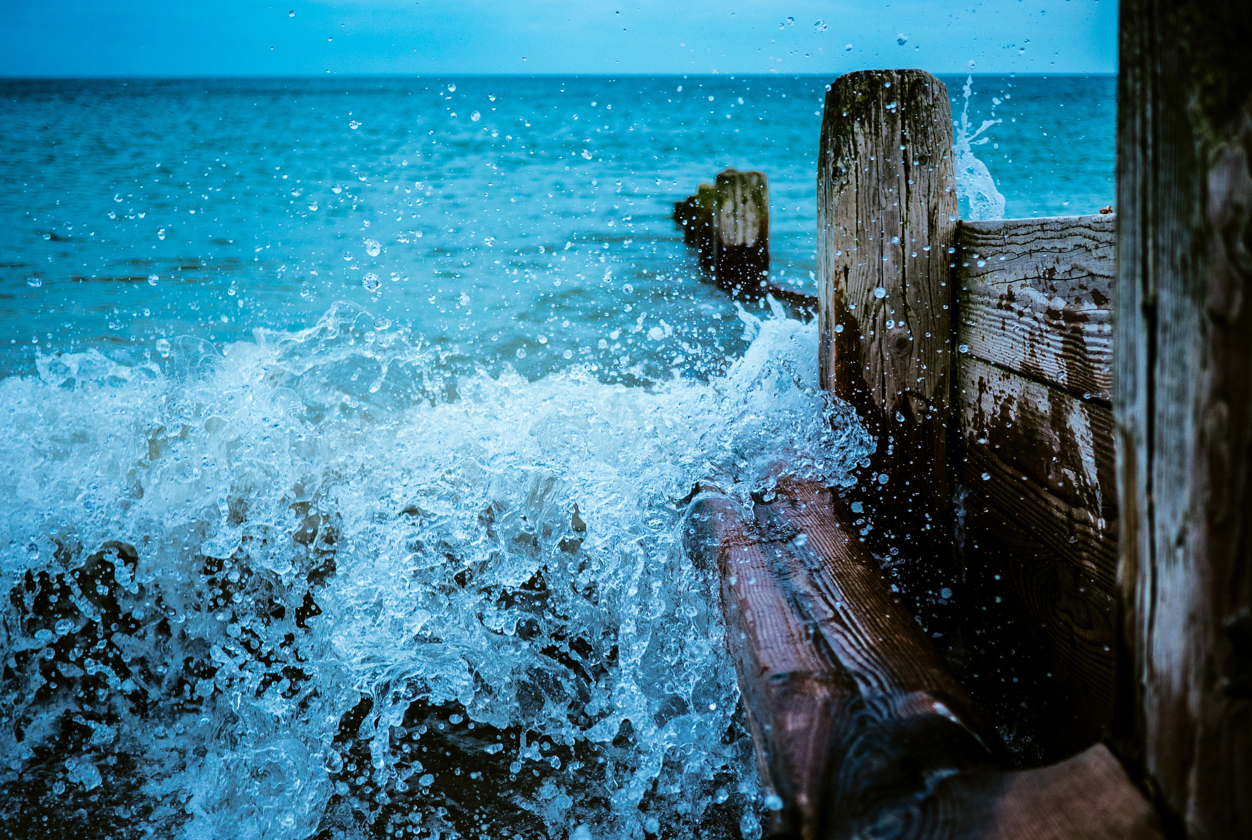 免费照片大海拍打着木栅栏