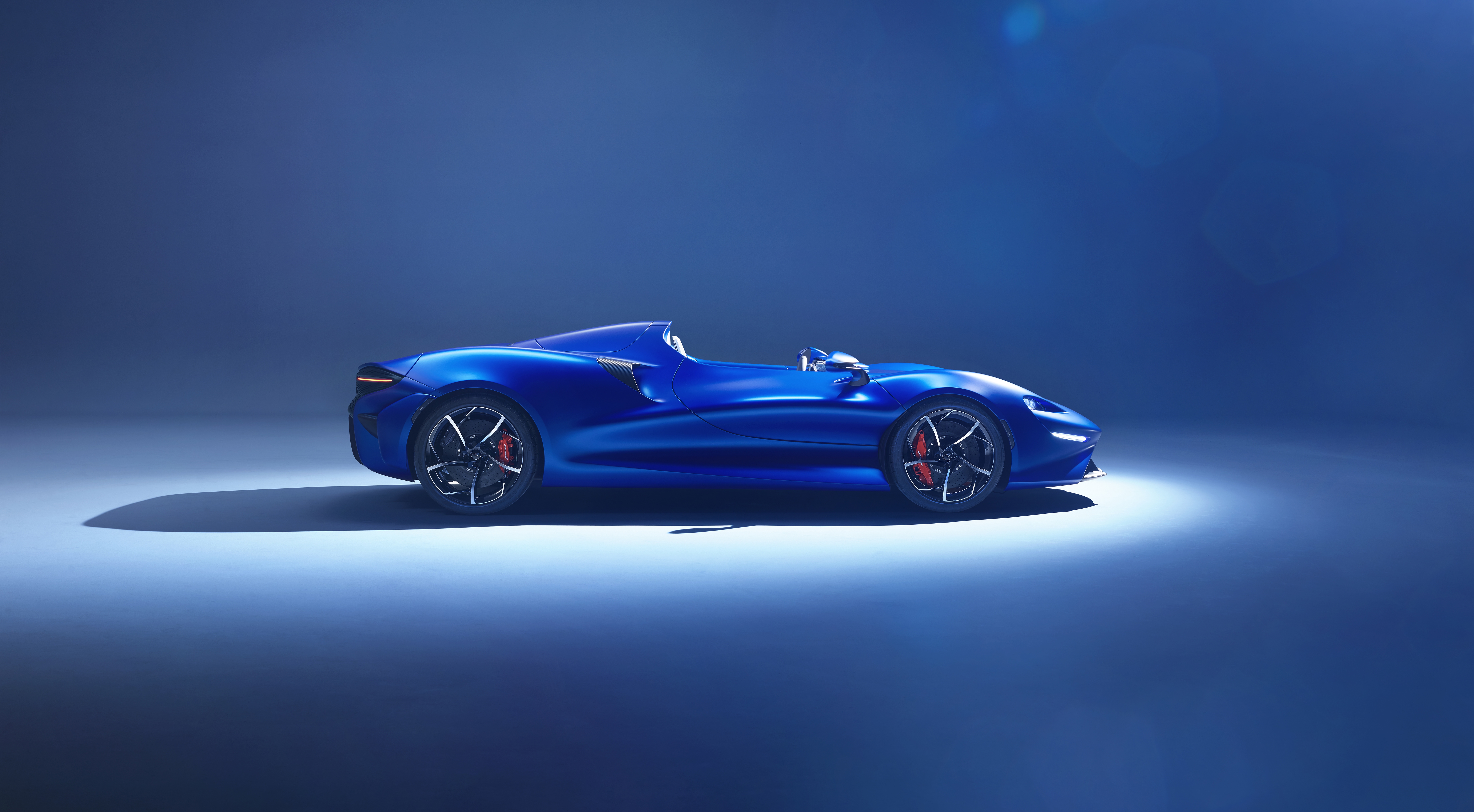 Free photo Blue McLaren Elva convertible on a blue background