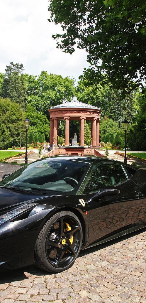 Бесплатное фото Черная ferrari 458 italia на черных дисках