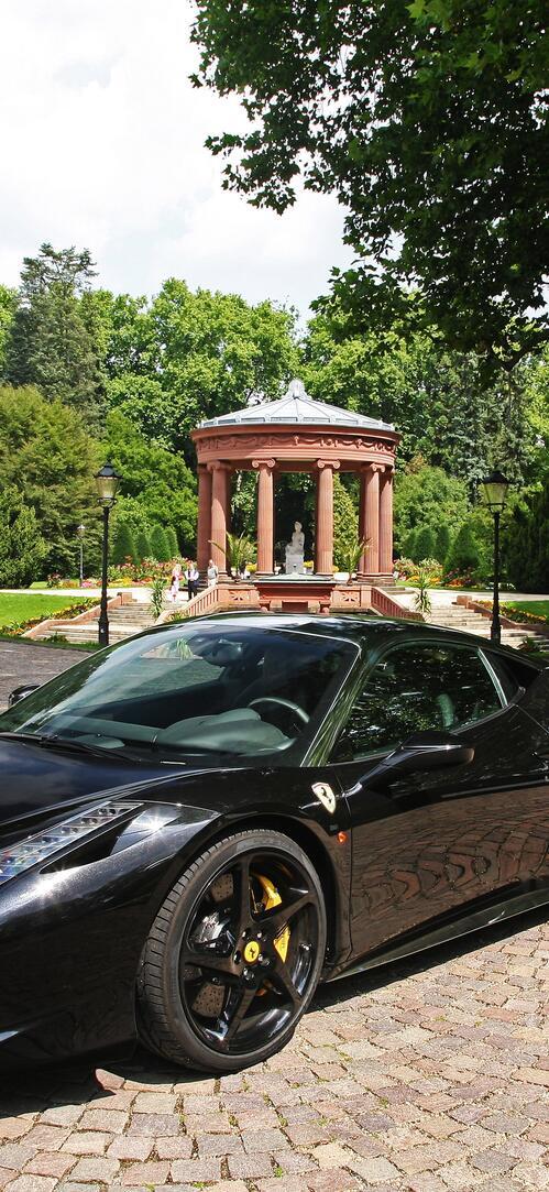 Бесплатное фото Черная ferrari 458 italia на черных дисках