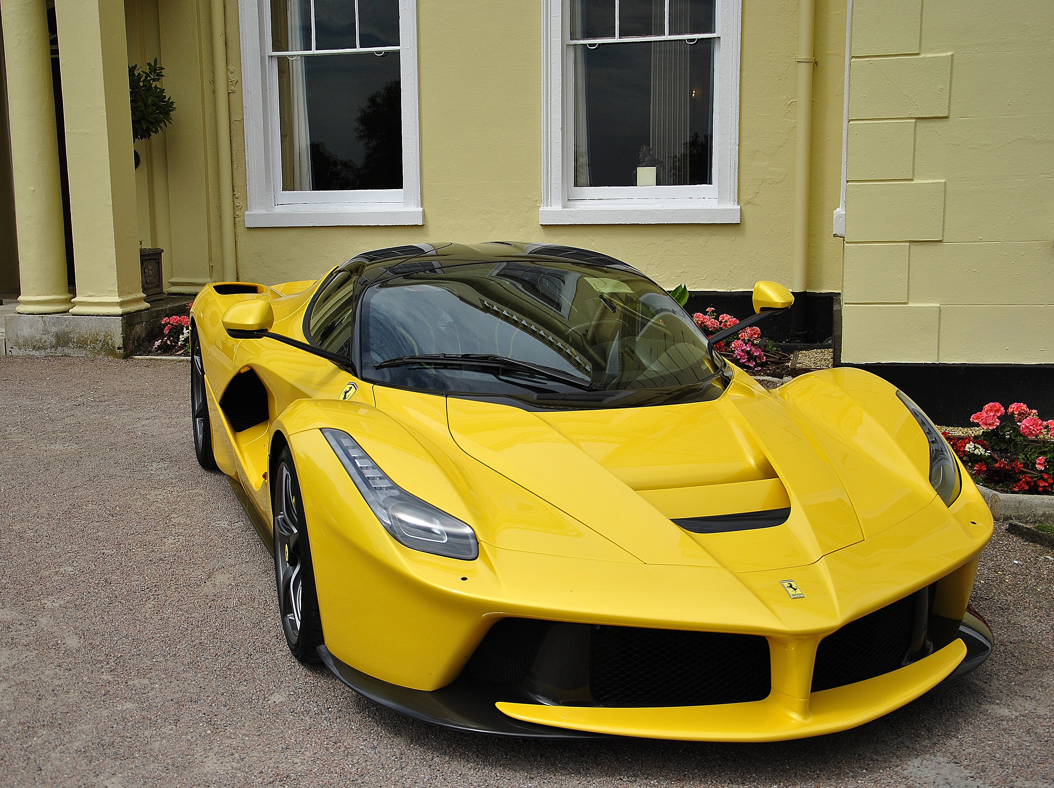 Бесплатное фото Желтая Ferrari SF90 Stradale