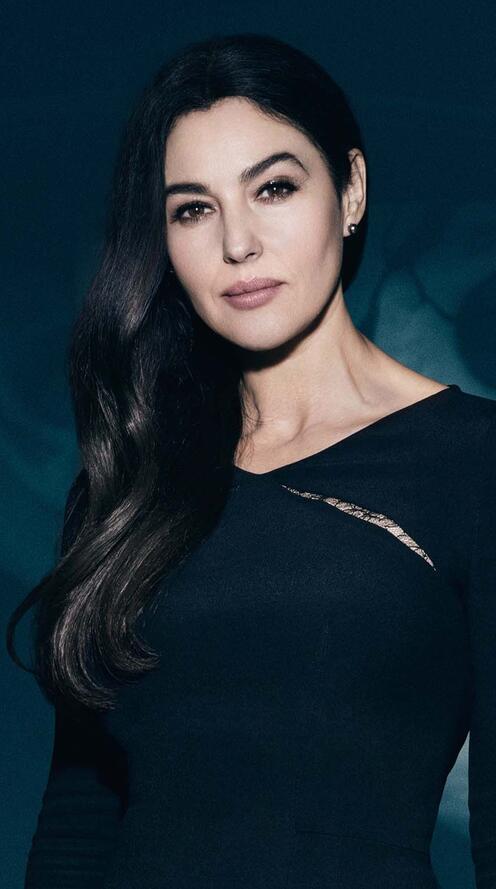 Бесплатное фото Моника Беллуччи в черном обтягивающем платье