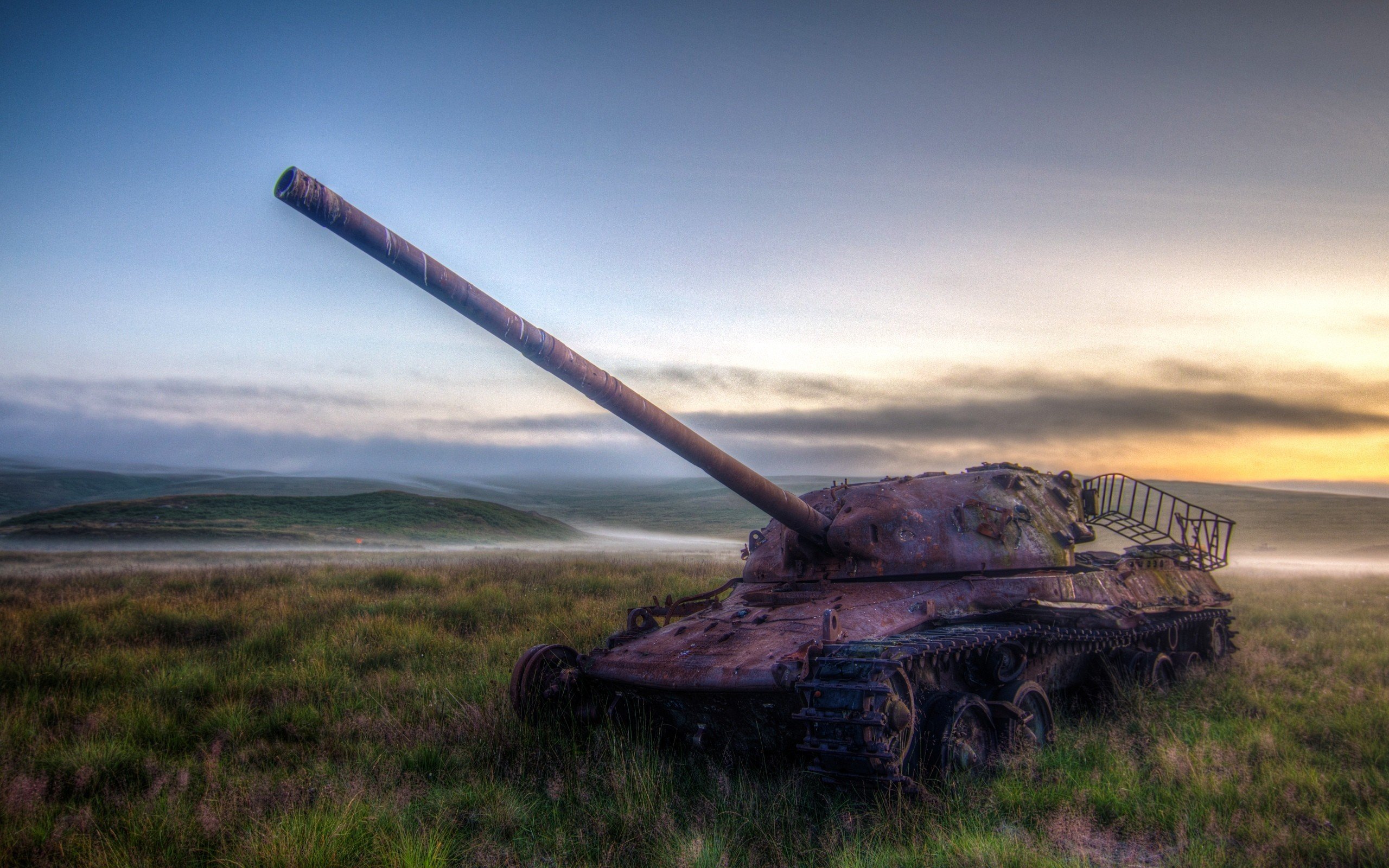 夕阳下田野中被遗弃的豹式坦克