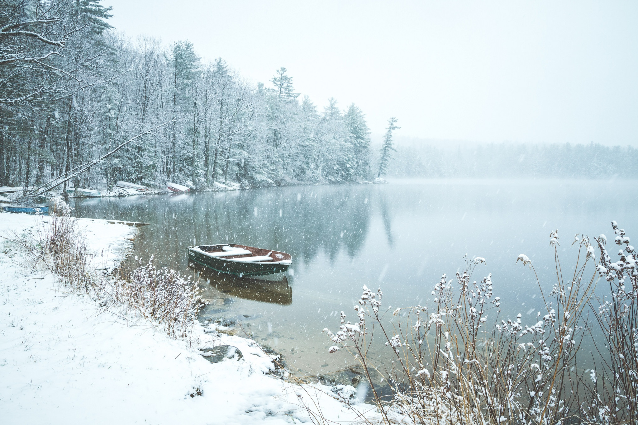 Free photo Snow banks on the lake