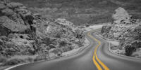 Извилистая загородная дорога в Неваде, в черно-белом цвете