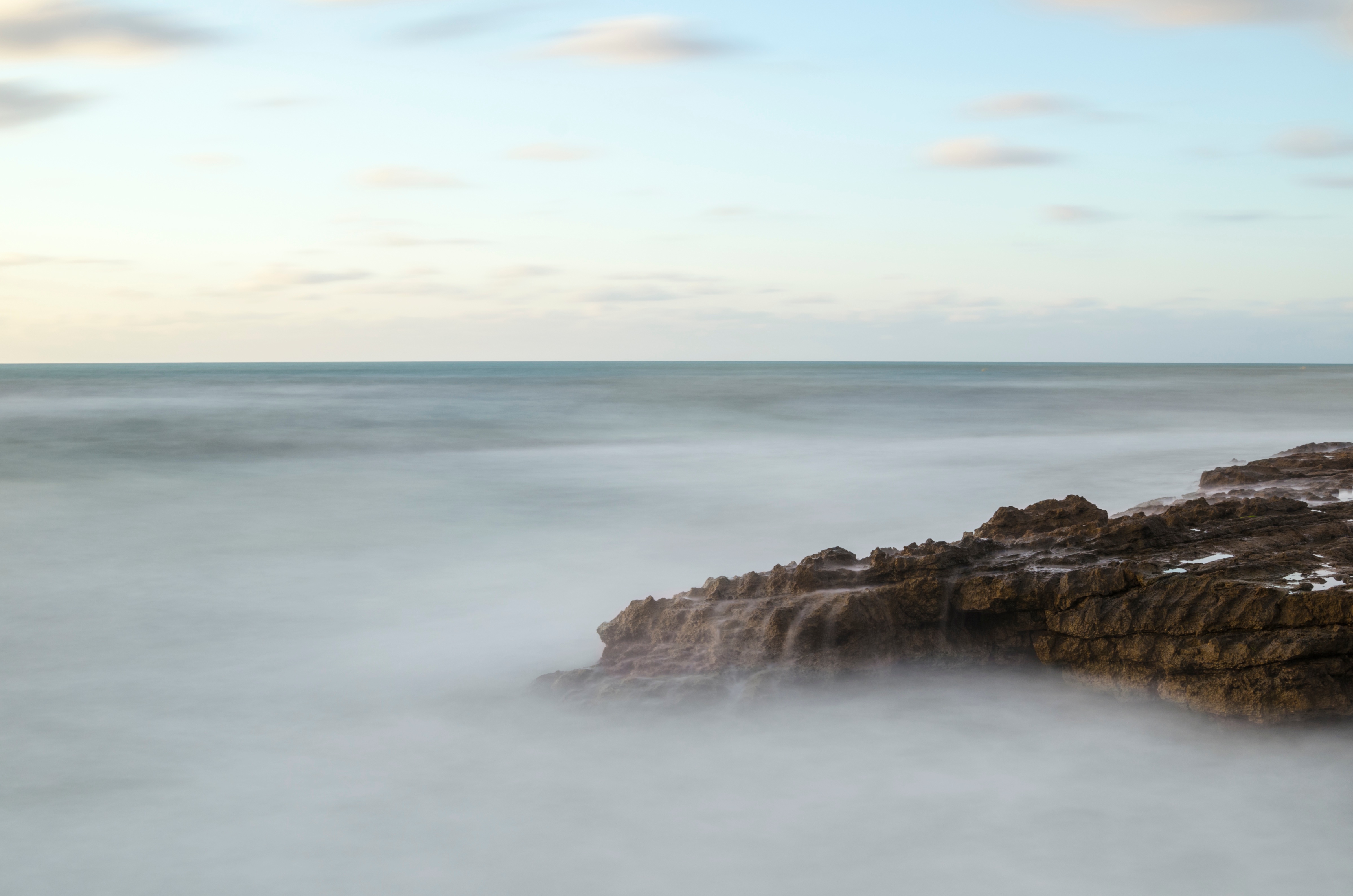 Free photo A rocky shore by the sea at dawn