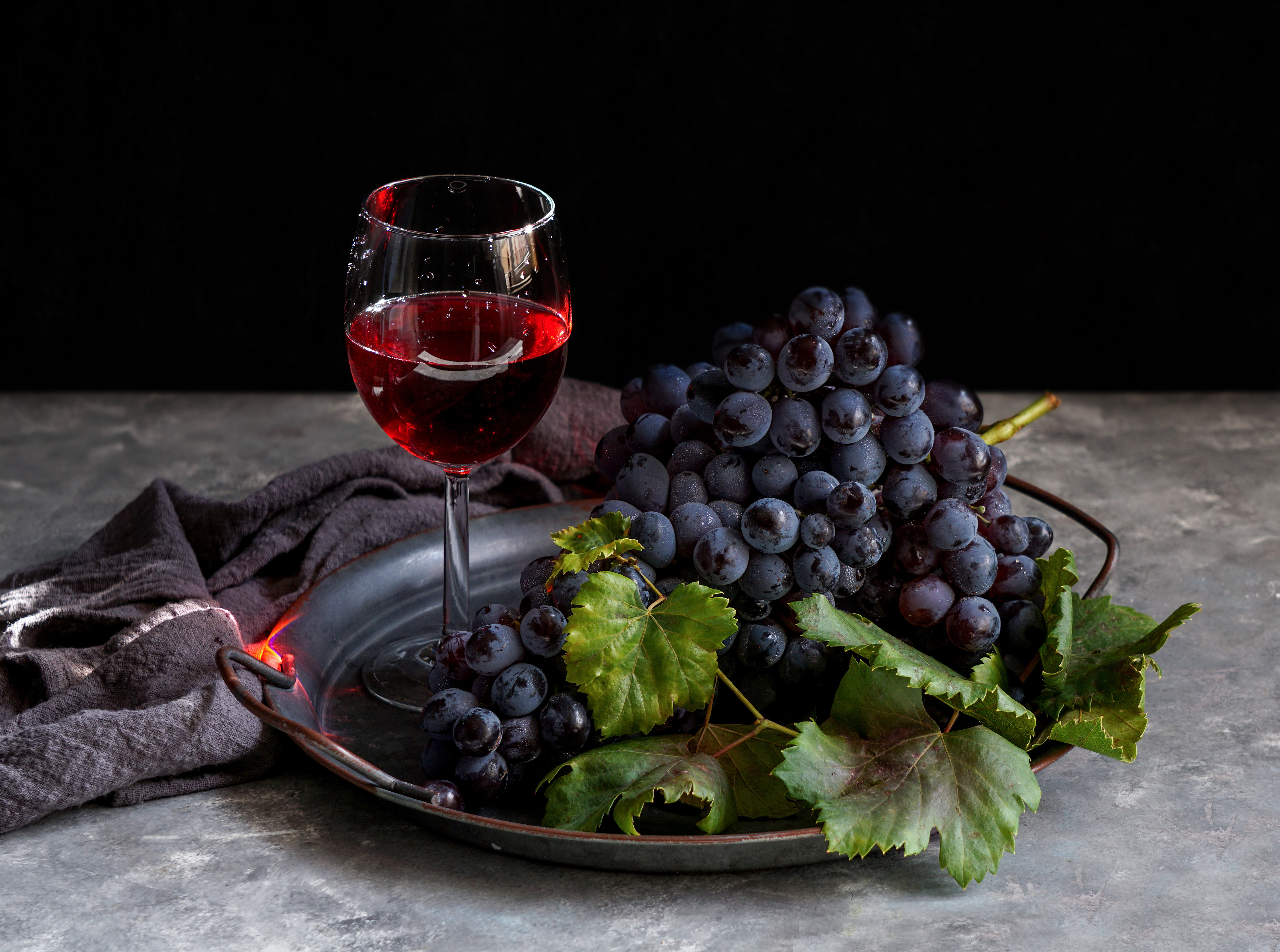 Free photo Glass of wine and a bunch of grapes