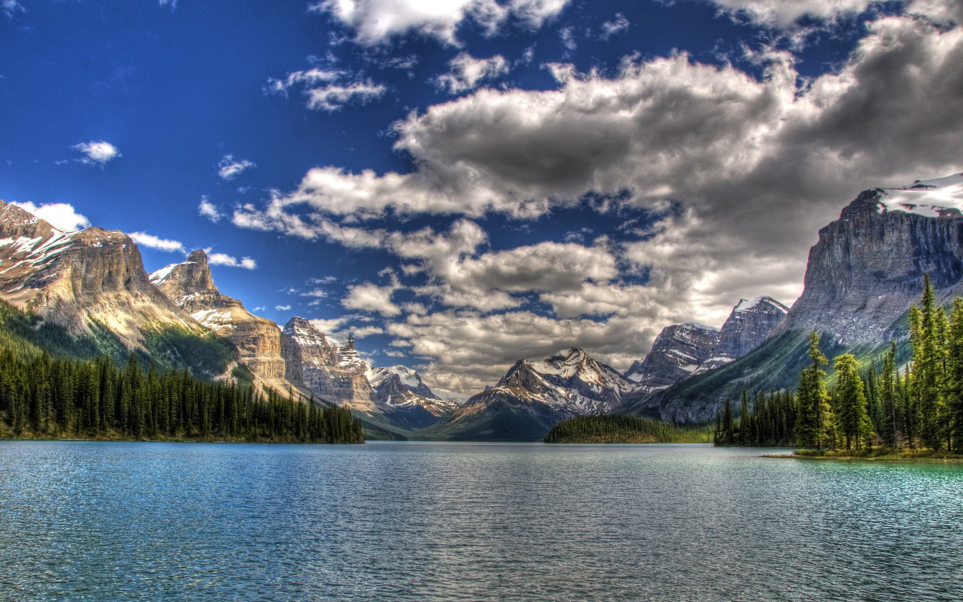 Free photo A big lake among the rocks