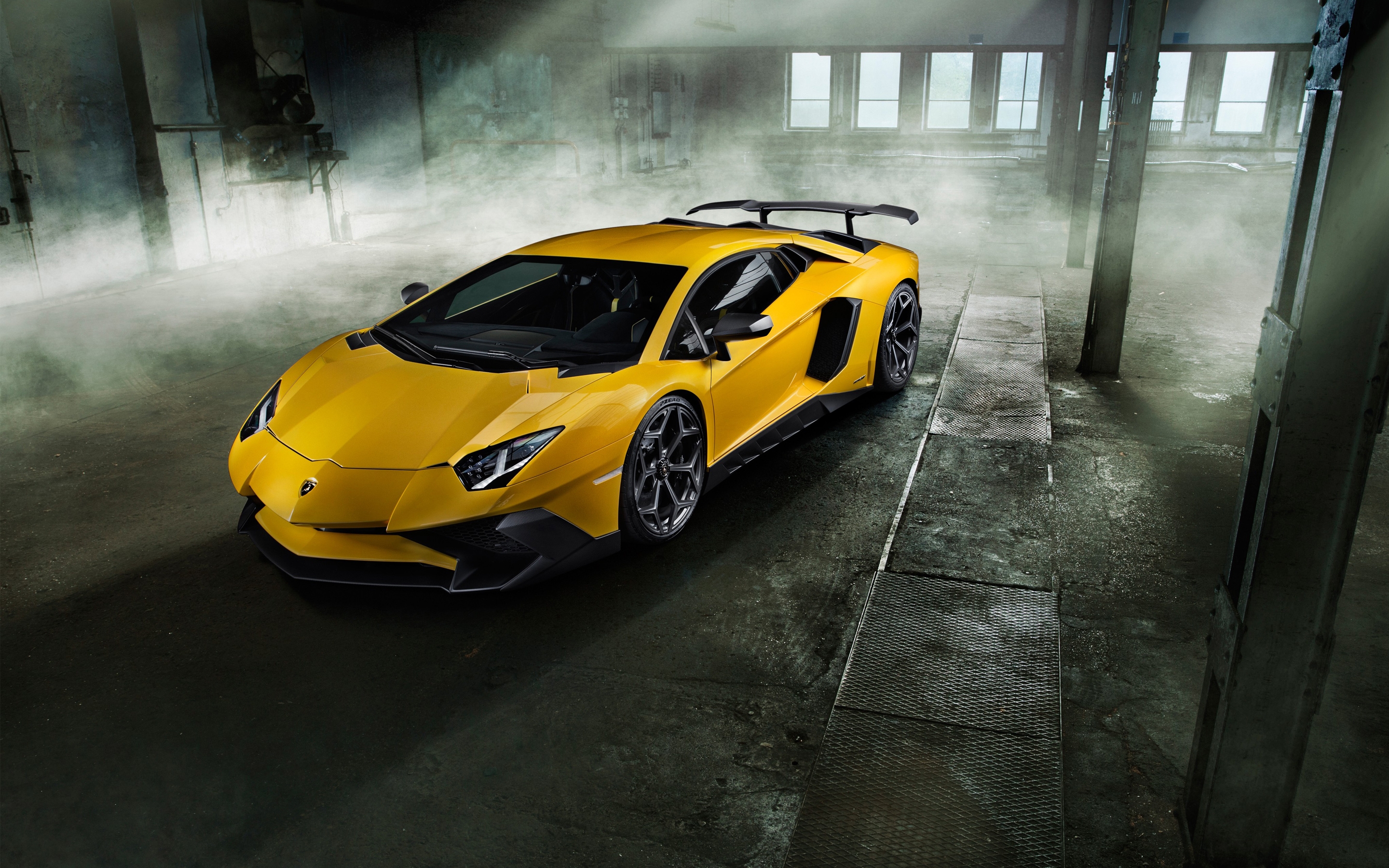 Free photo A yellow Lamborghini Aventador Lp 750 in a dusty hangar.