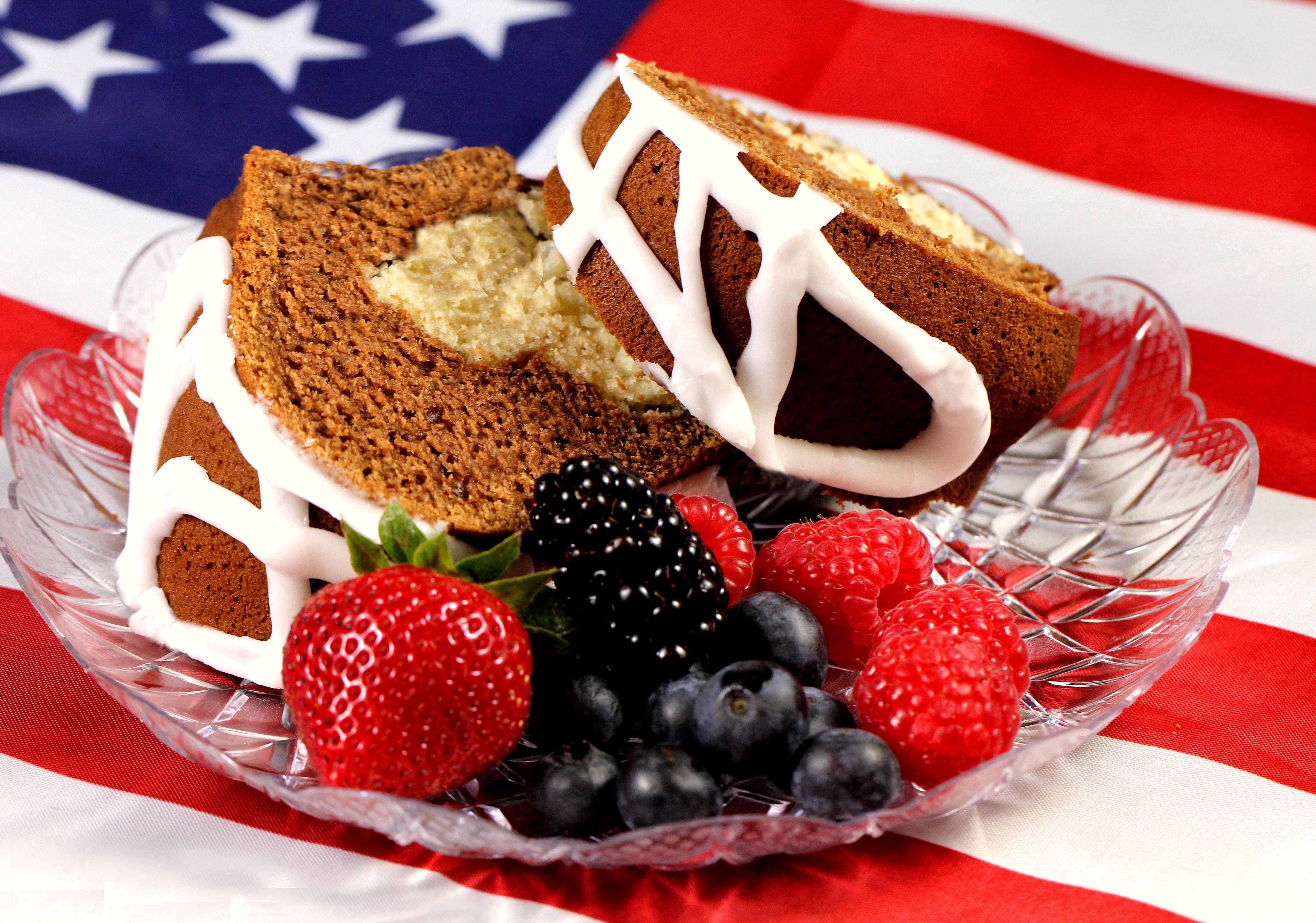 Бесплатное фото Тарелка с едой на американском флаге