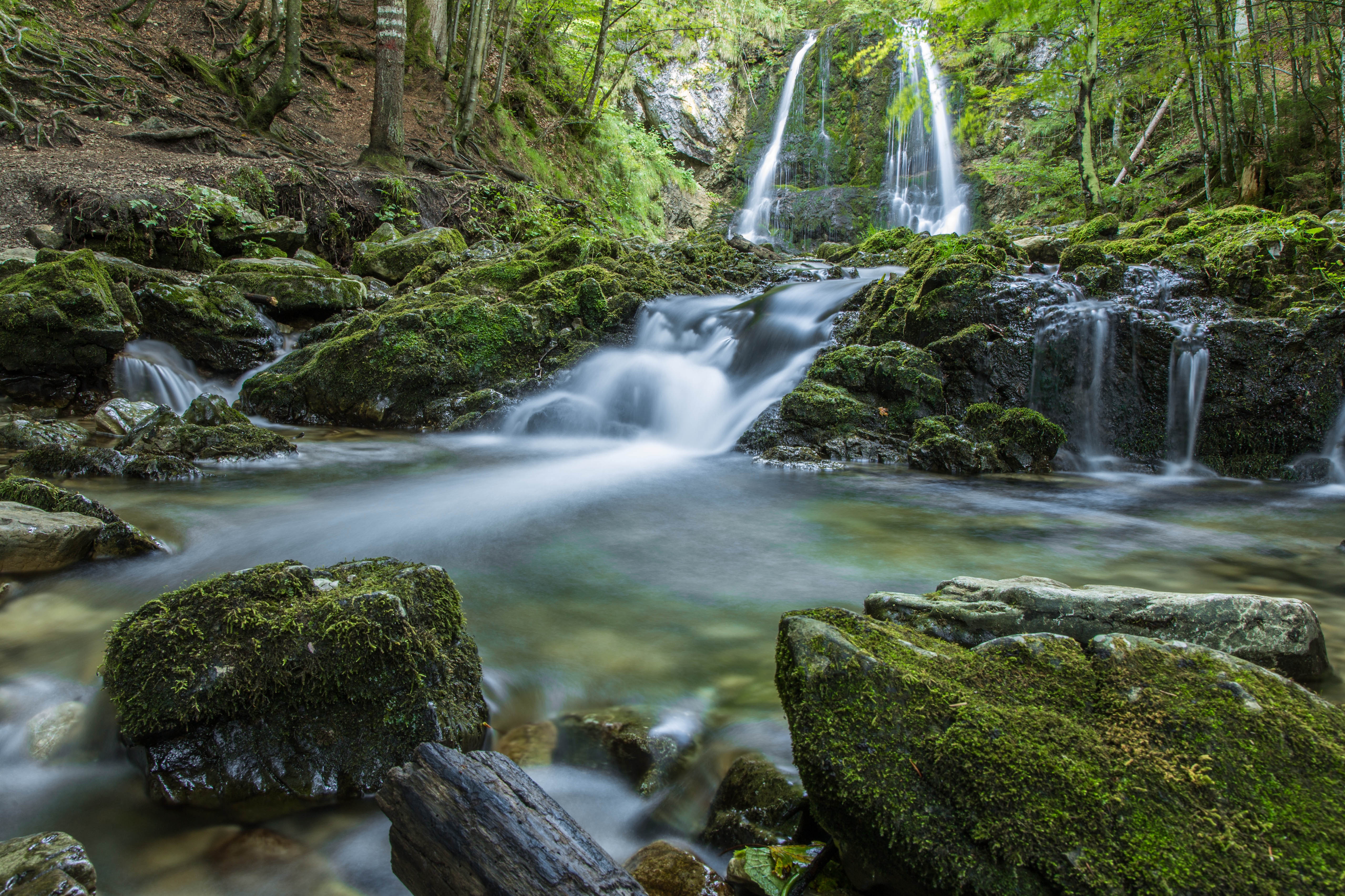 Free photo A waterfall in the jungle amongst the rocks