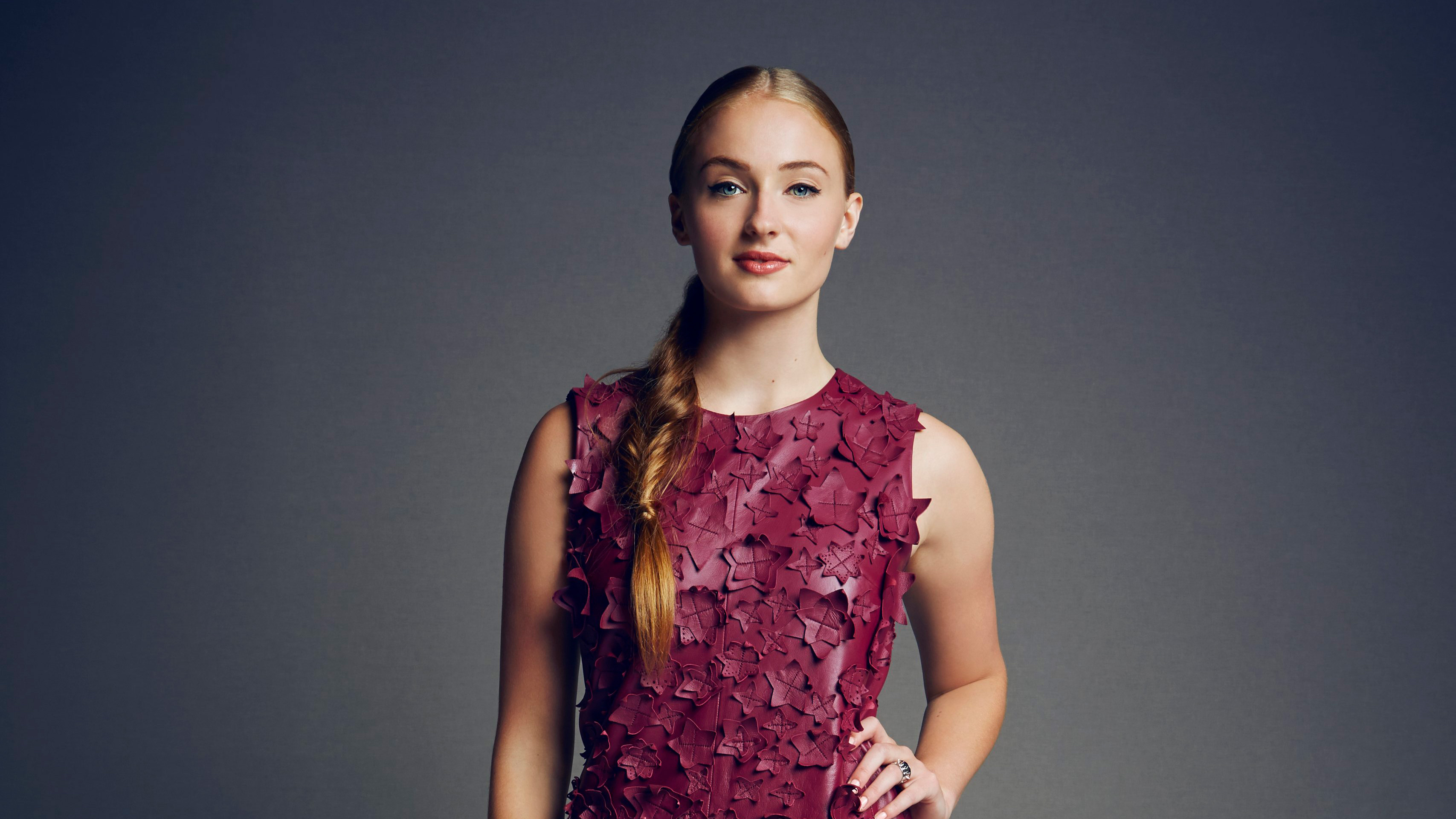 Обои Sophie Turner розовое платье знаменитости на рабочий стол