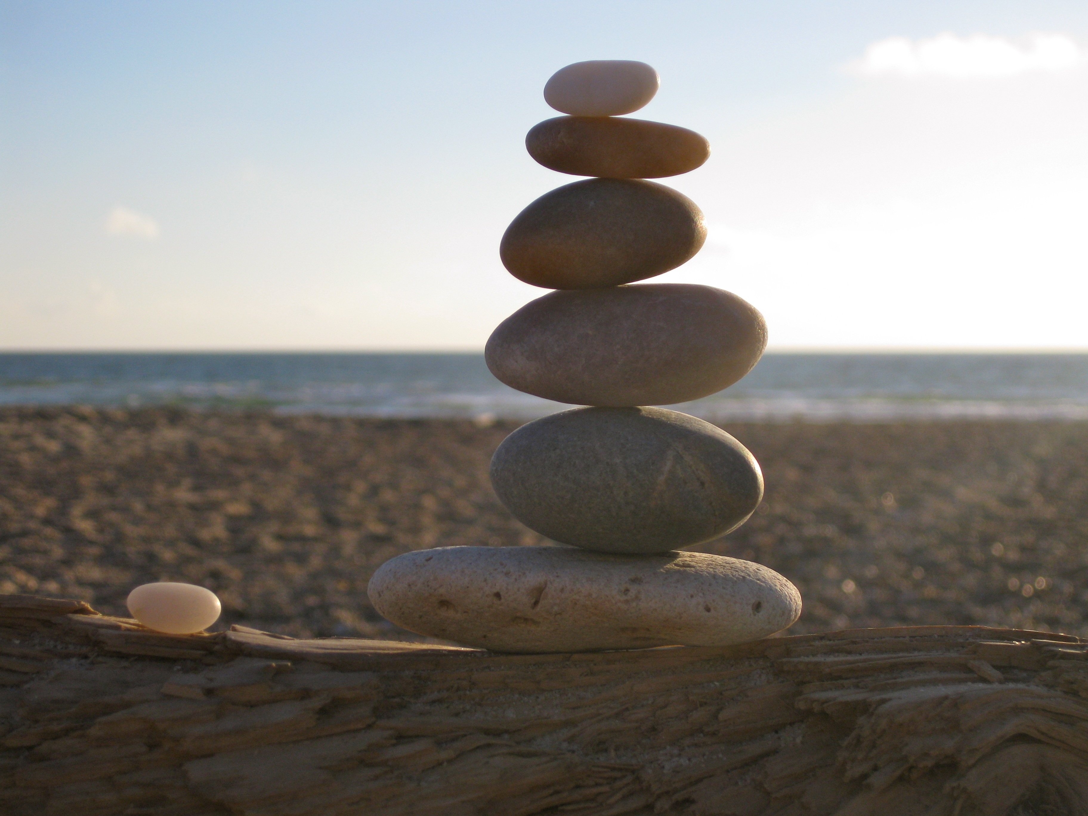 Free photo The pebbles on the beach are stacked in a pyramid.