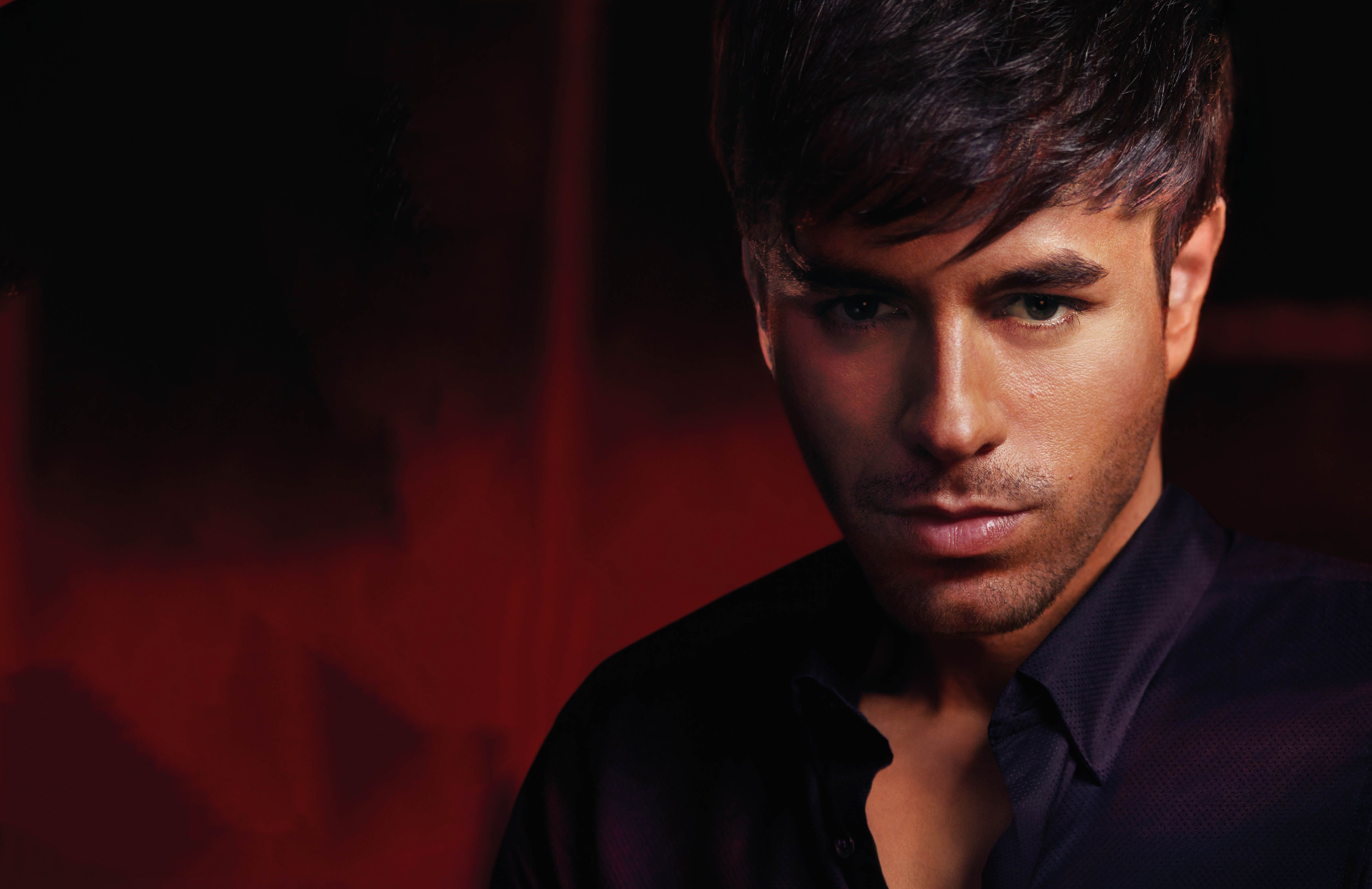 Free photo Portrait of Young Enrique Iglesias