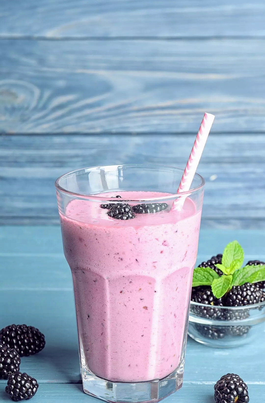 Free photo Blueberry-pink duet