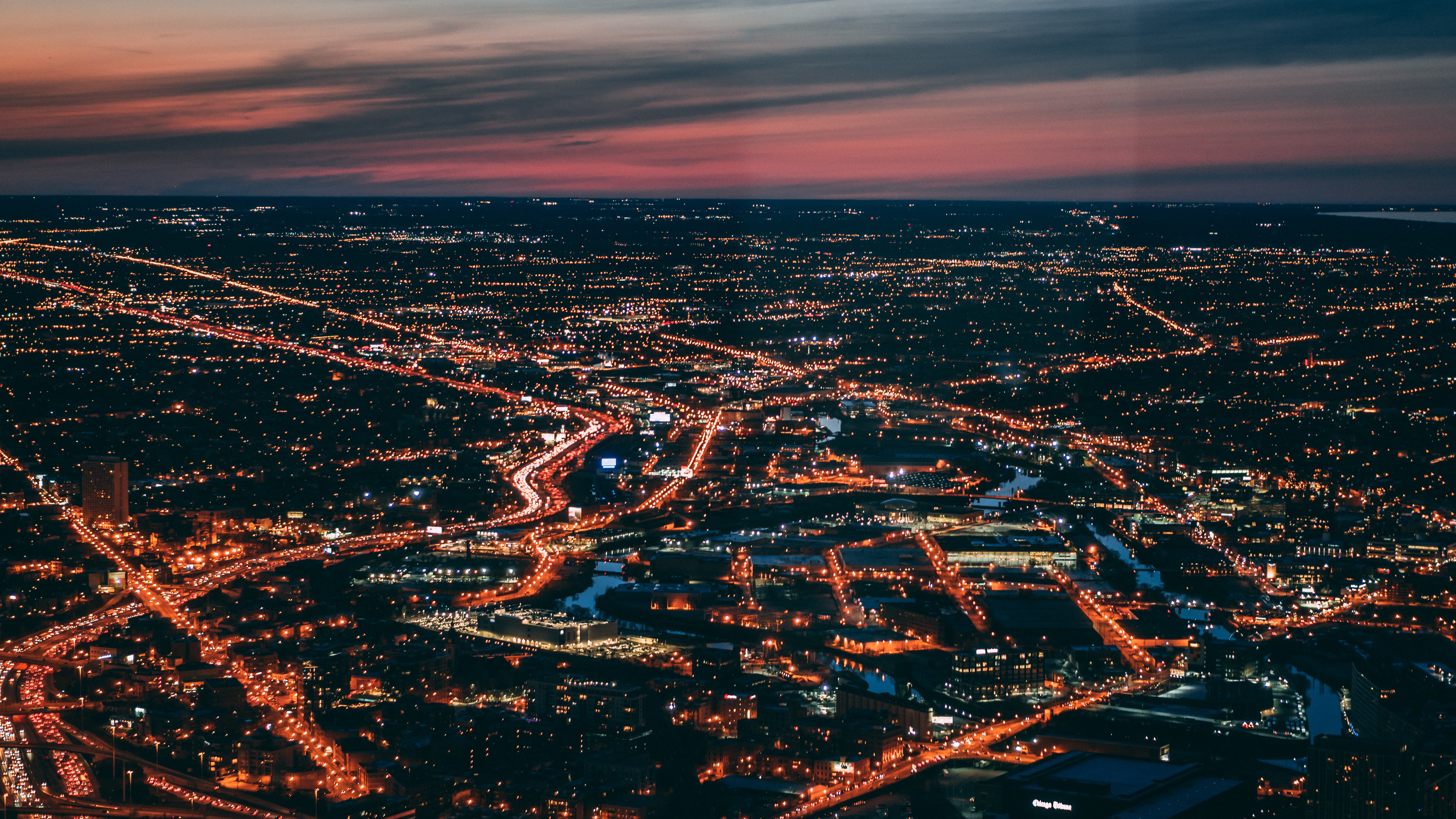 Free photo A large cityscape at night