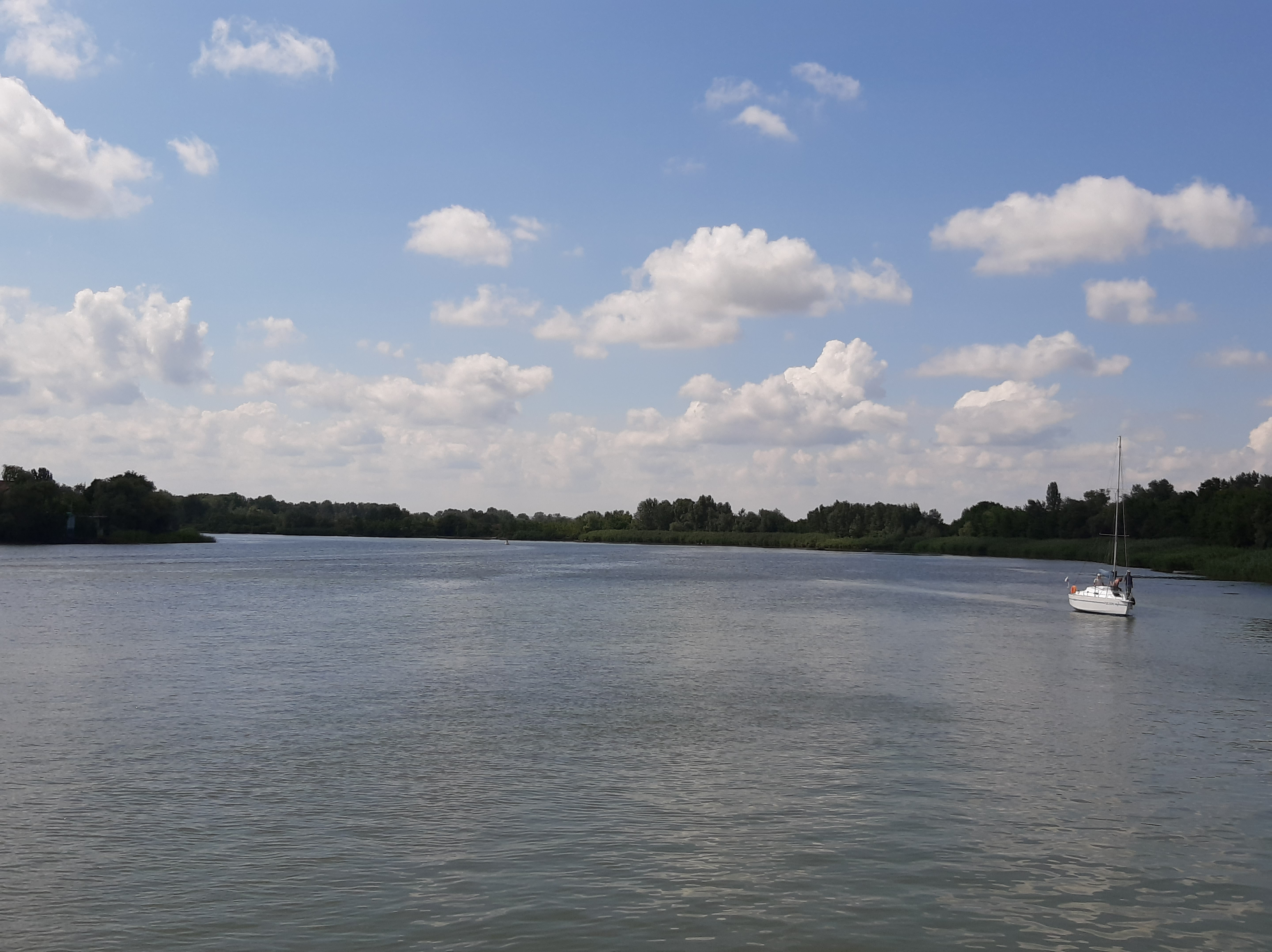 Free photo The Don River in clear and cloudy weather with boats