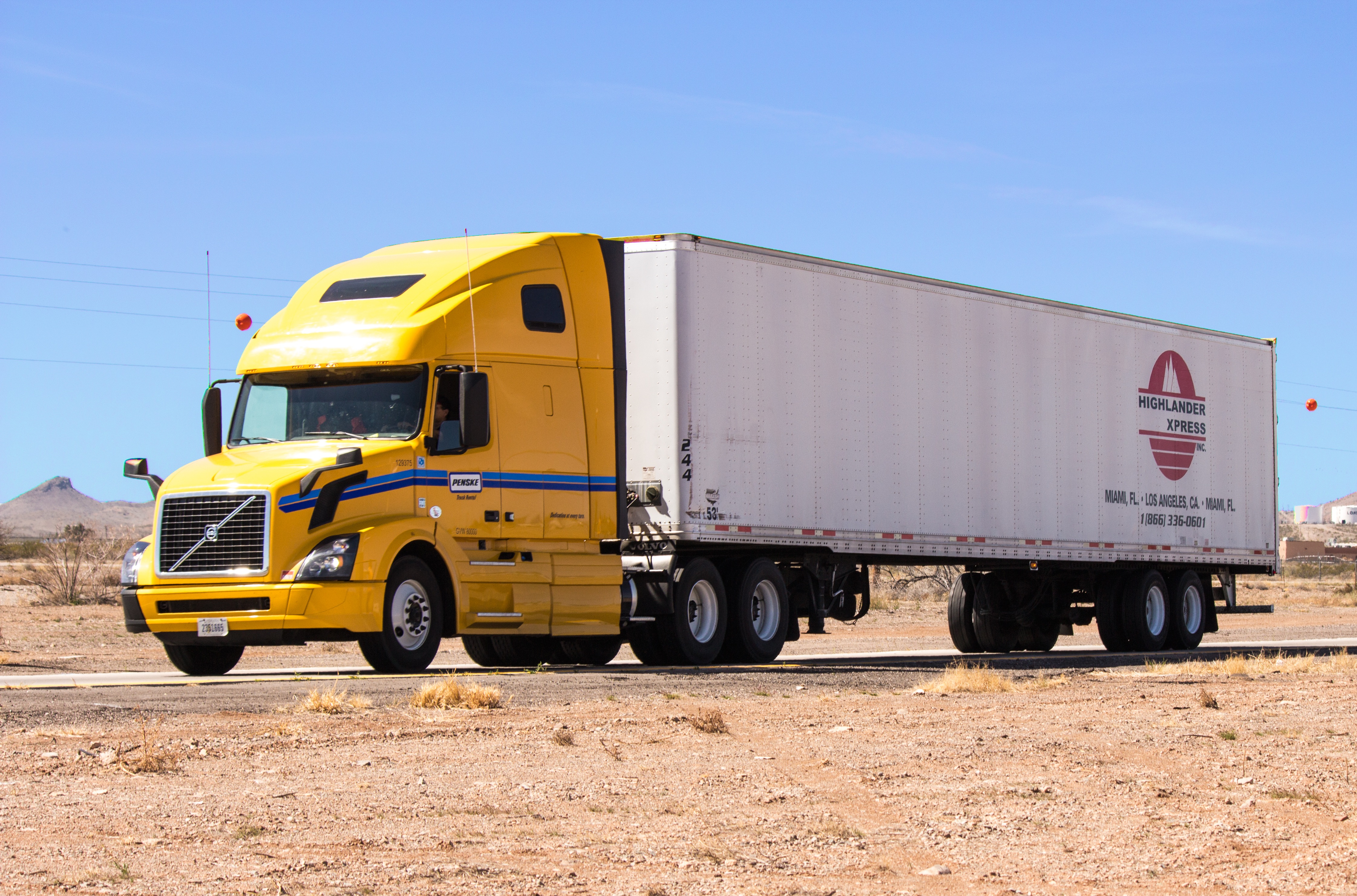 Free photo A yellow Volvo truck with a semi-trailer.