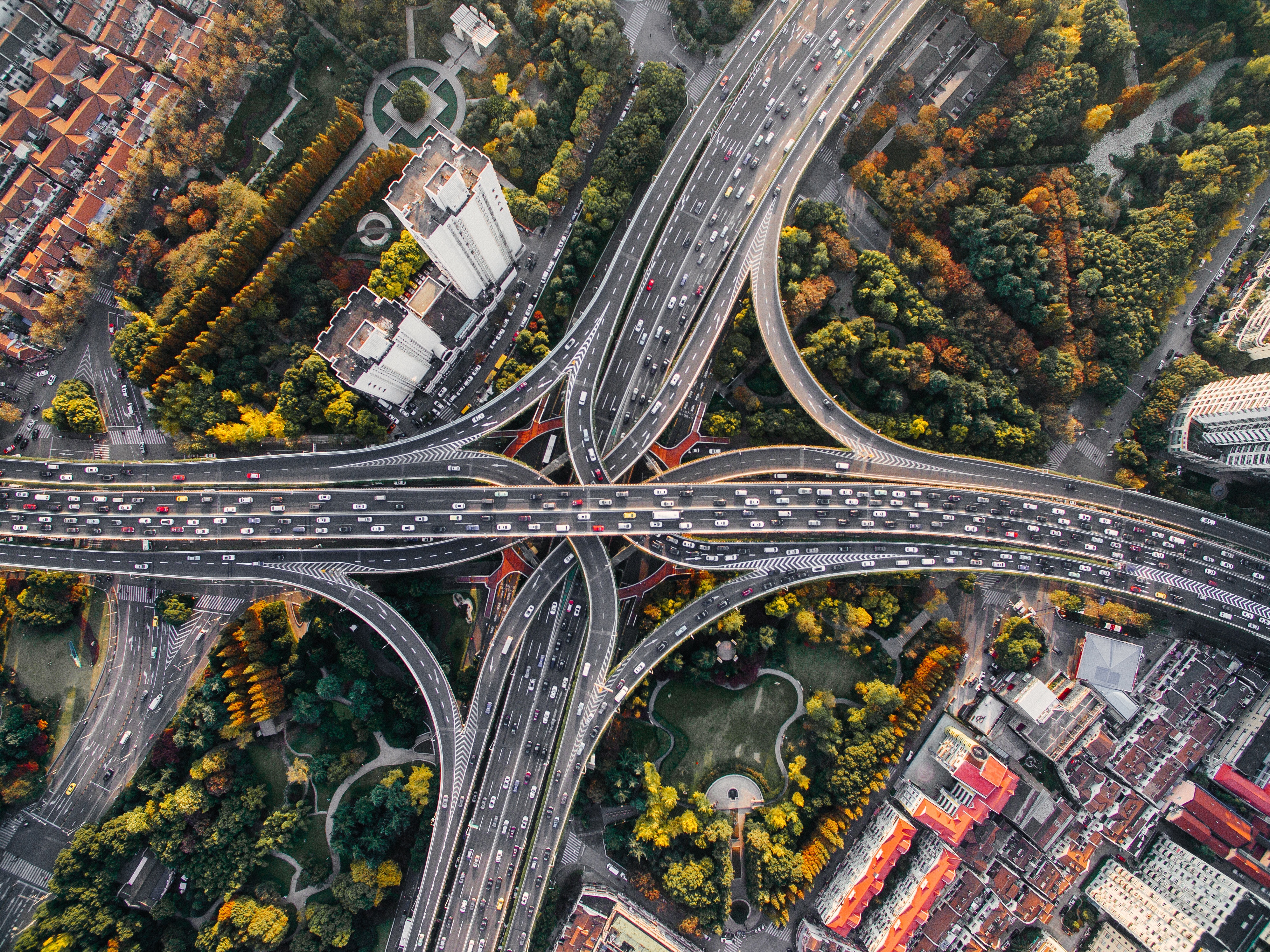 Free photo View of the bridge with interchanges from above