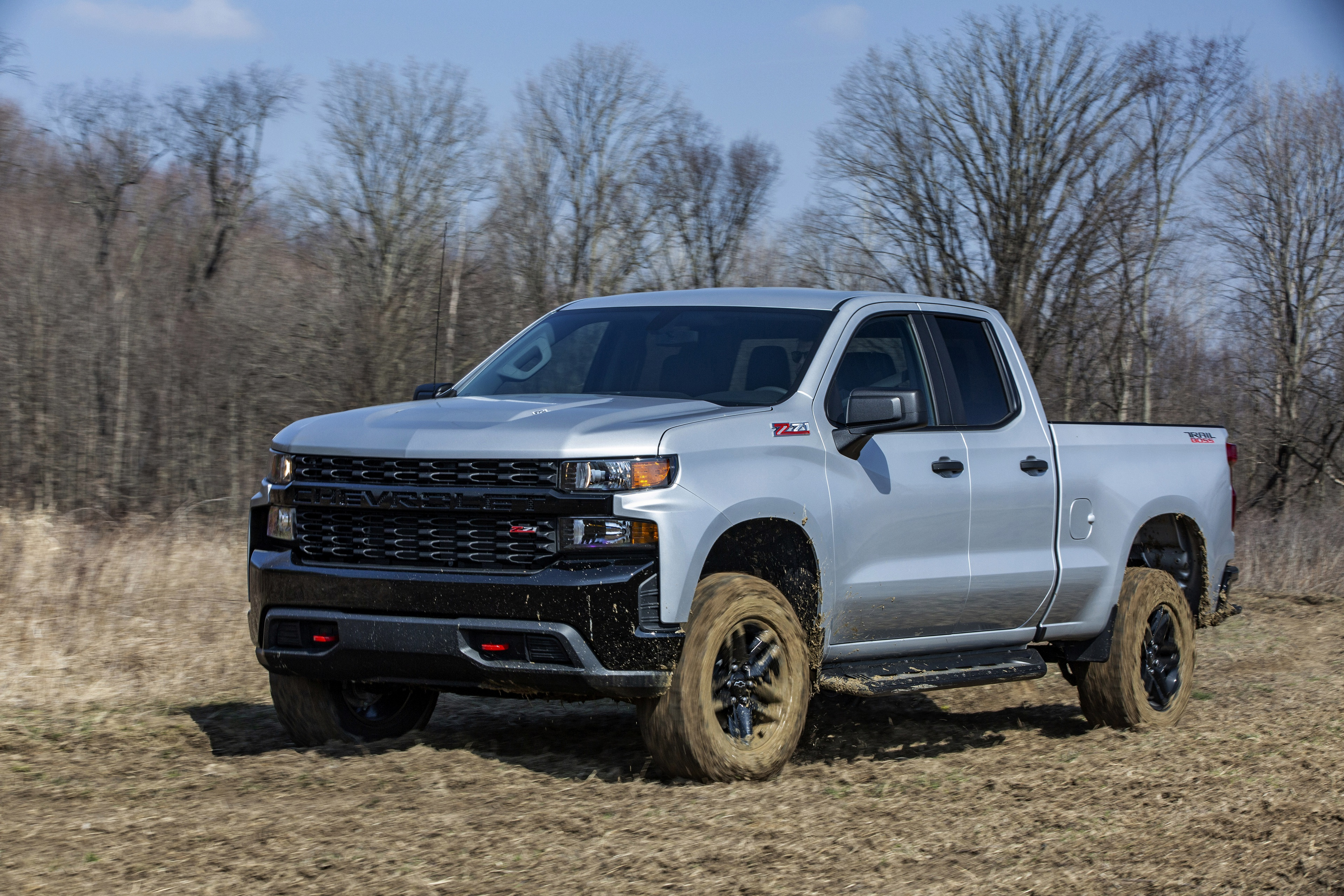 Бесплатное фото Chevrolet silverado в кузове пикап едет по грязи