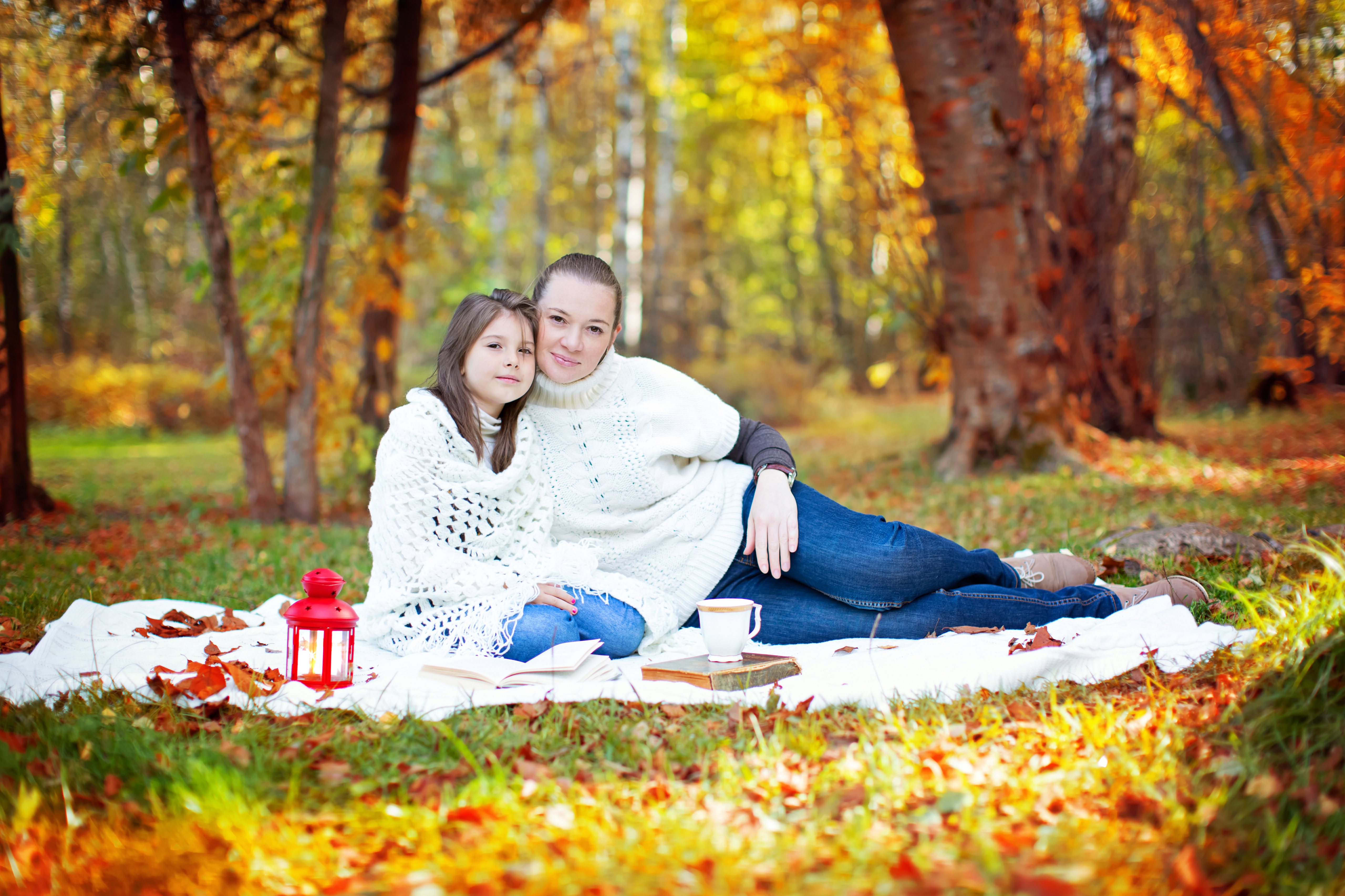 秋天森林中的空地上，美丽的女人和她的女儿，照片