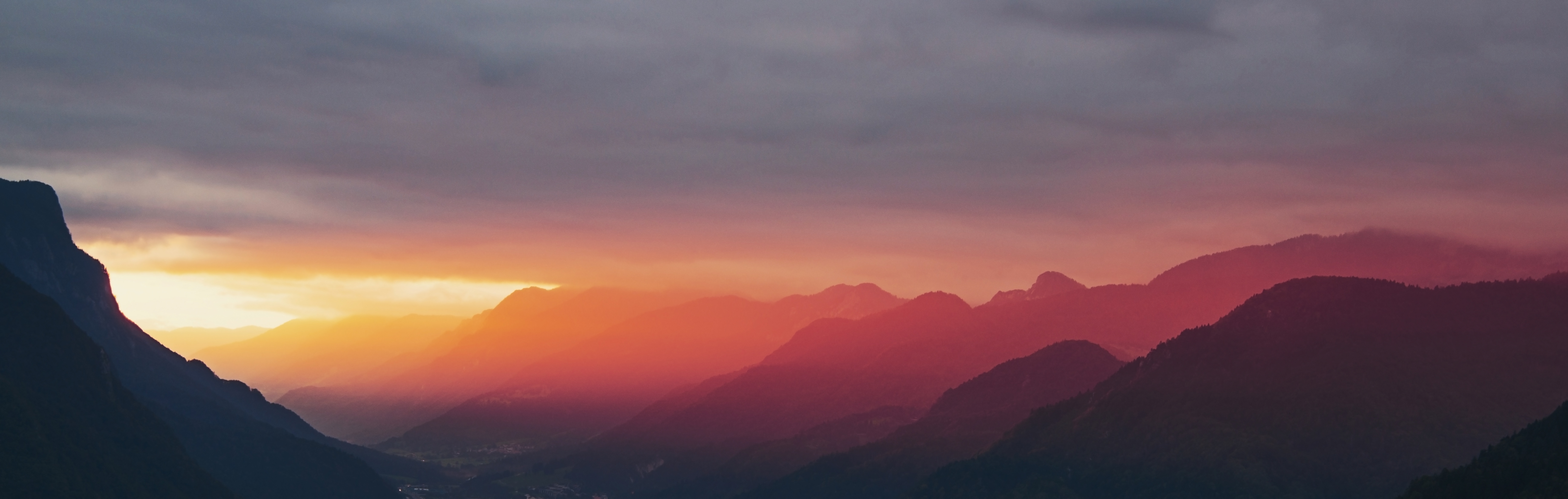 Free photo A beautiful place in the mountains at sunset