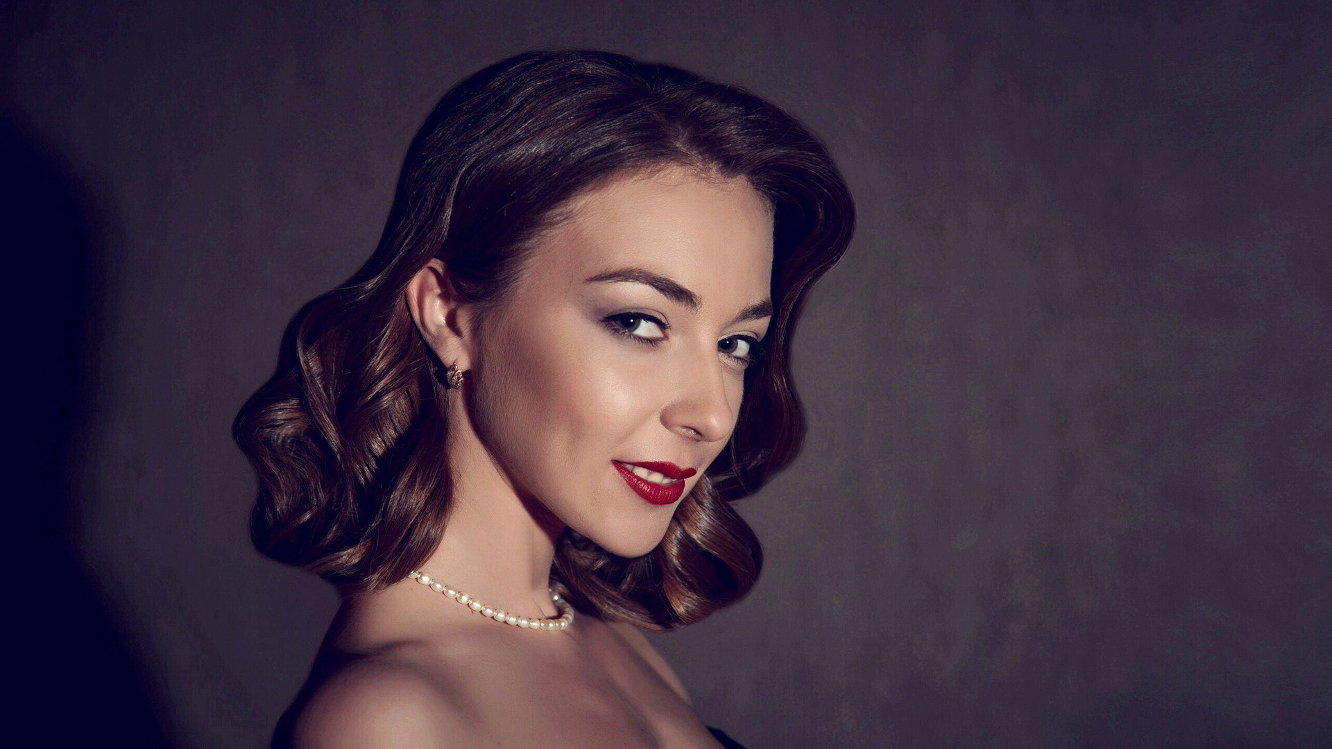 Free photo Portrait of Anastasia Sukhorukova on a dark background