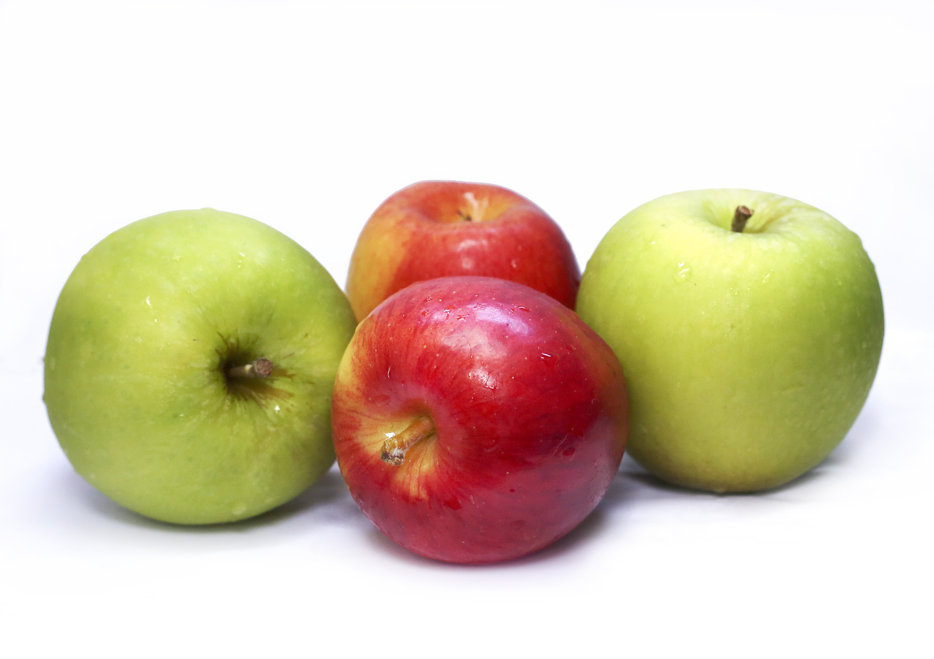 白色背景上的两个苹果品种