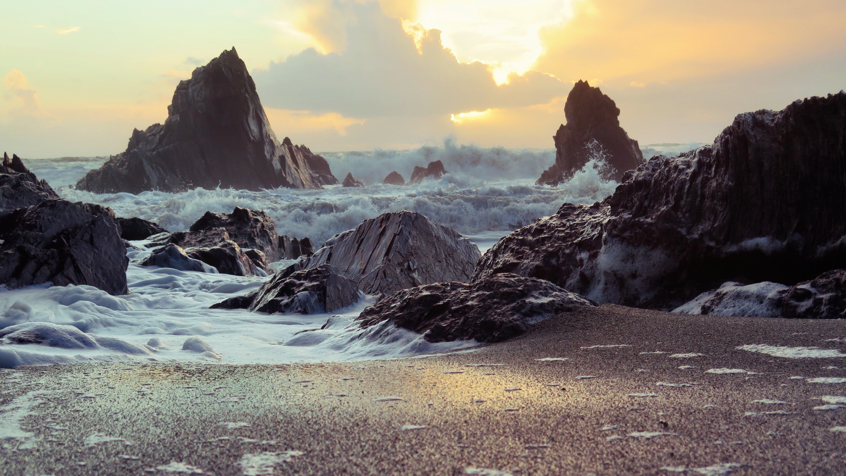 Wallpapers atmospheric phenomenon mountainous landforms sea on the desktop