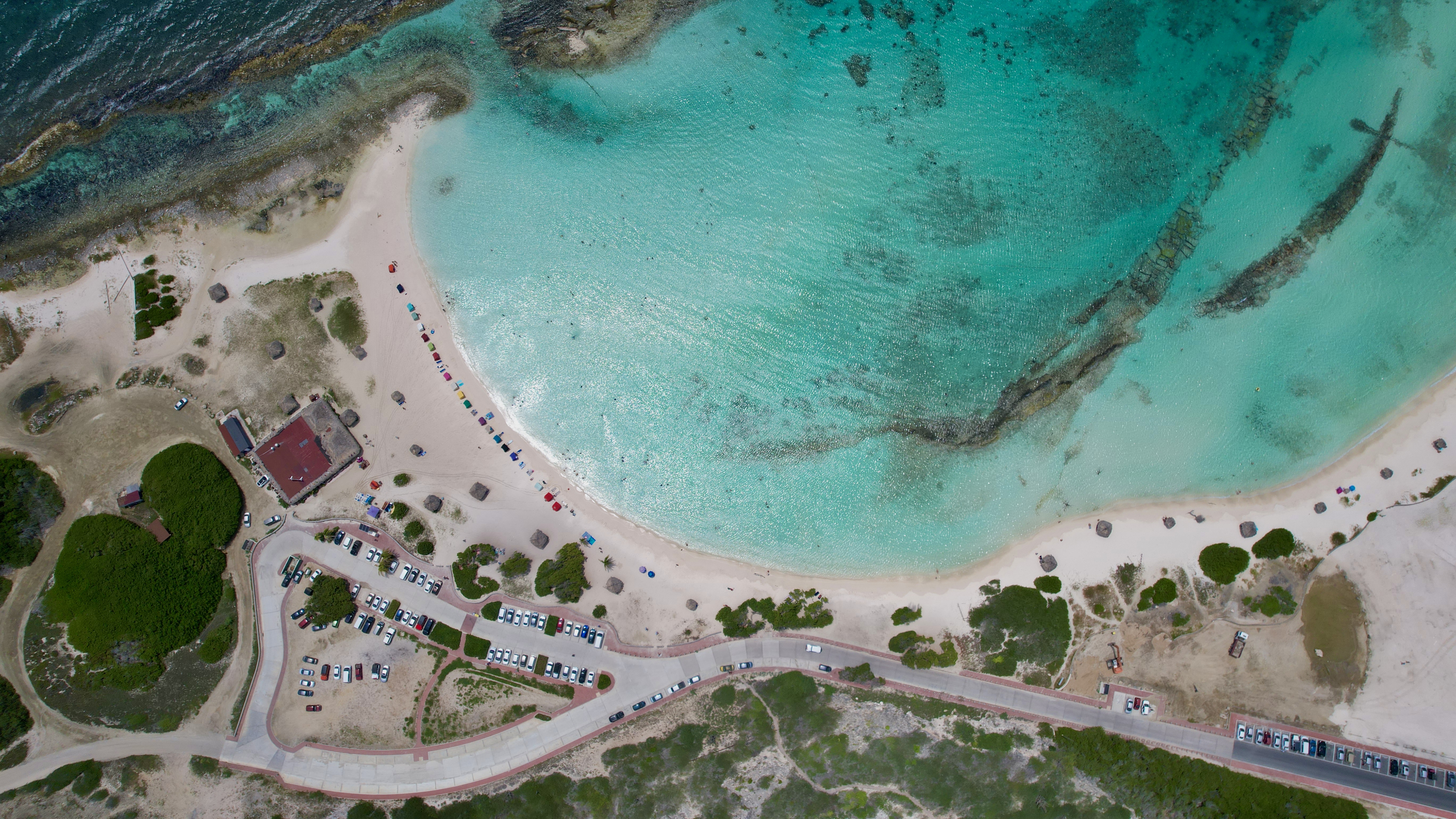 一架无人机在海边高空拍摄海滩的照片
