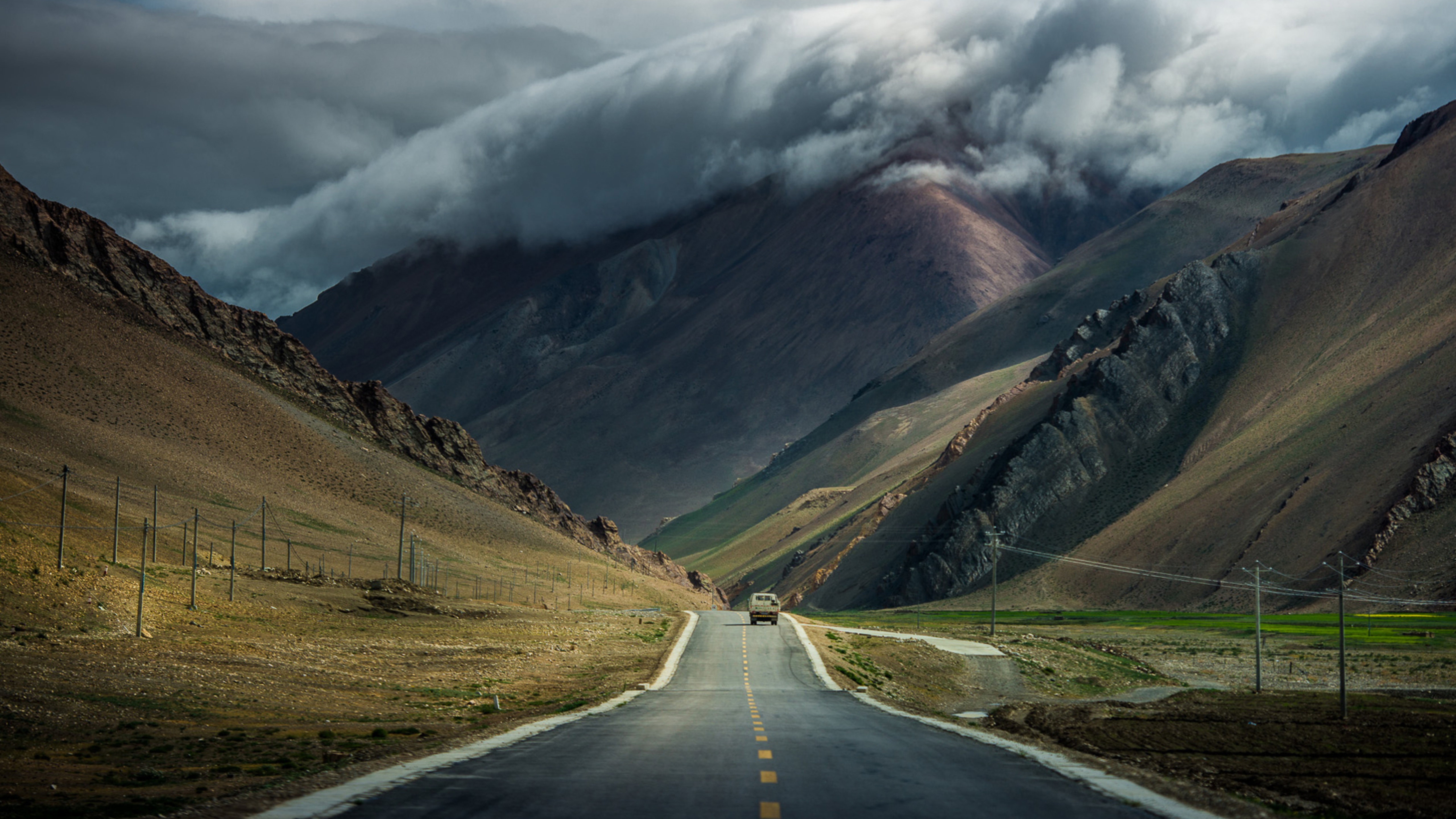 免费照片群山之间的道路