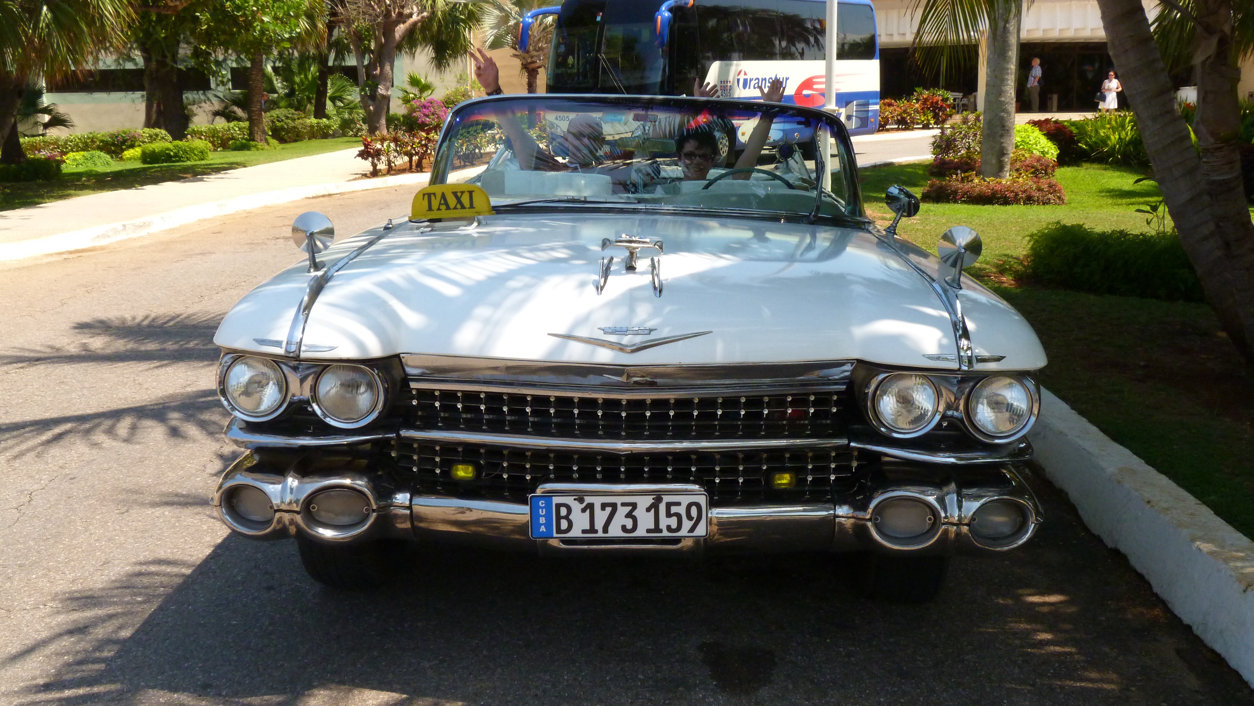 Free photo White vintage Cadillac convertible