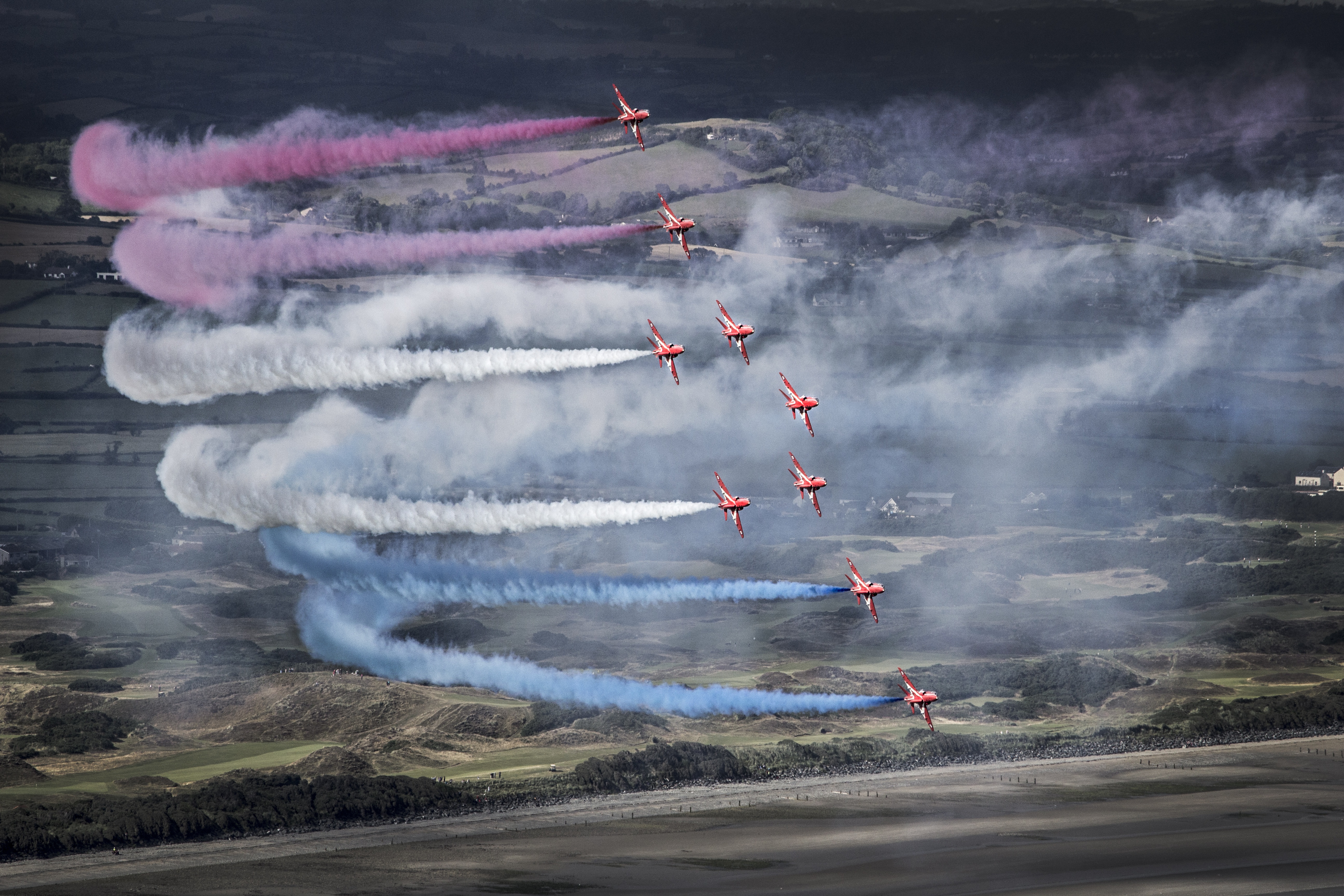 Free photo Aerial parade in the sky with colored smoke