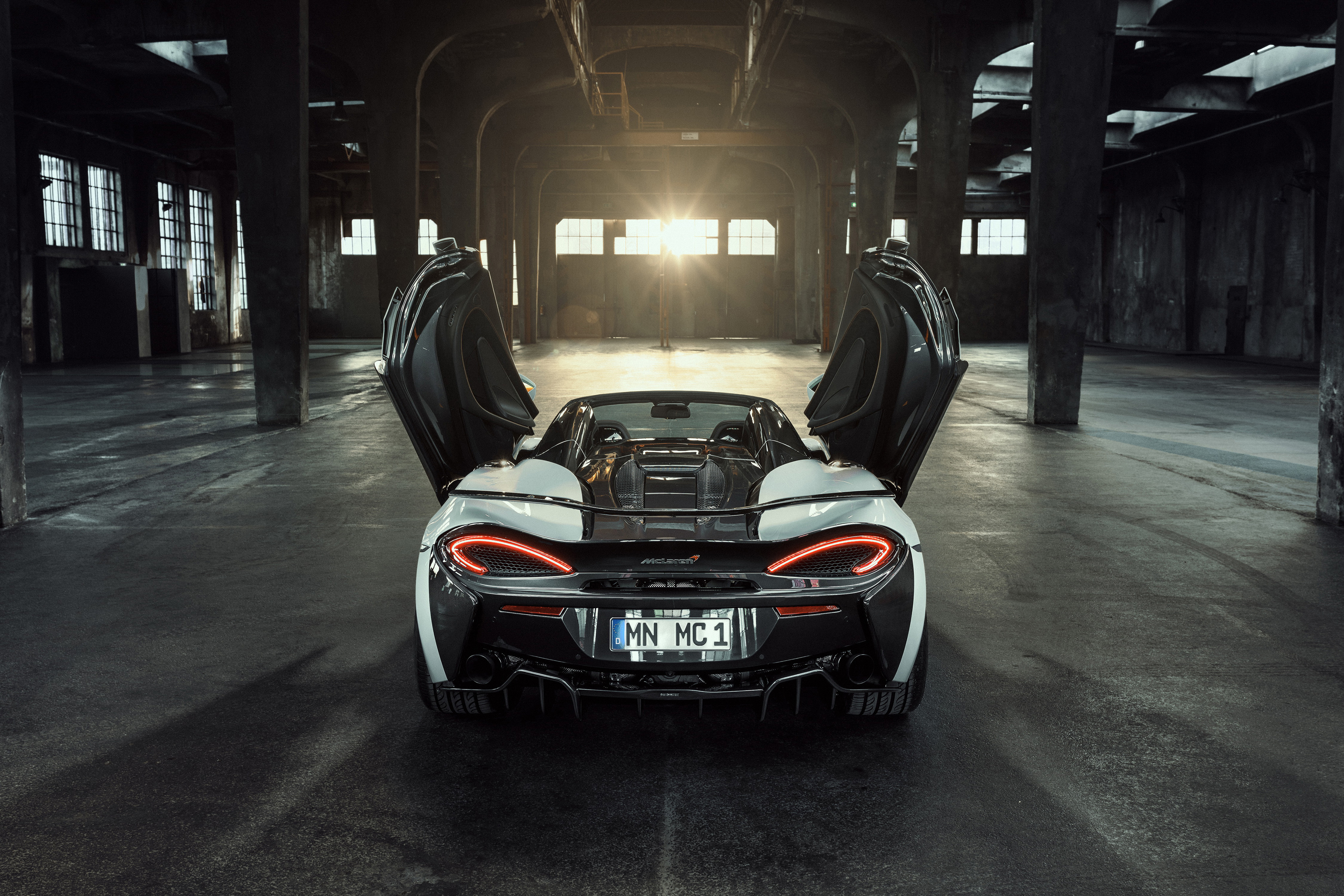 Free photo Mclaren 720S rear view with the doors open