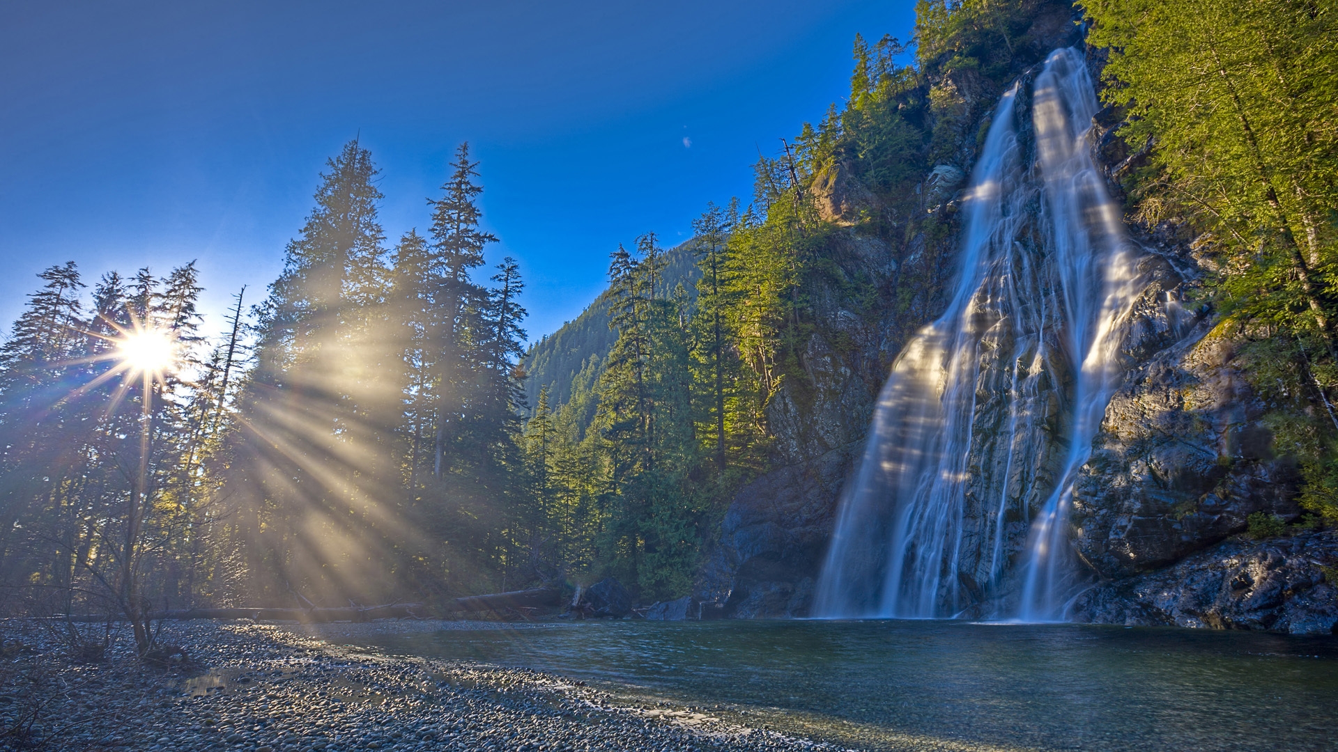 Free photo A waterfall in Canada on a sunny afternoon