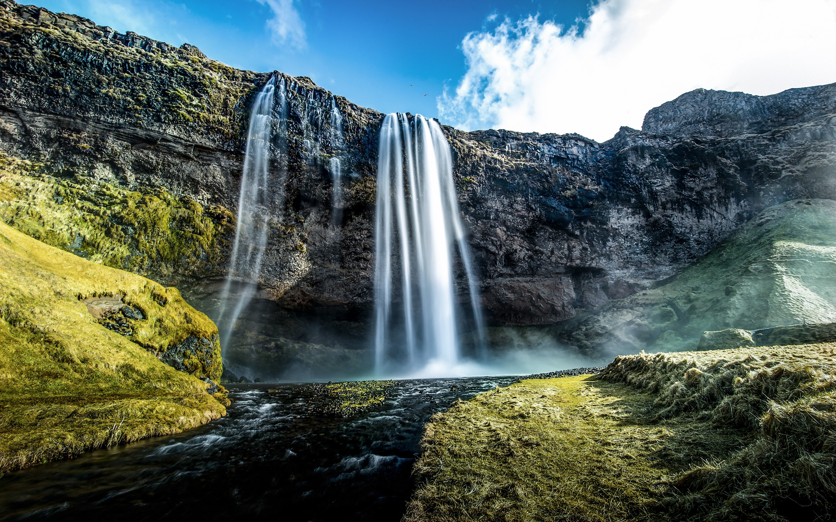 Бесплатное фото Ручей с водопадом