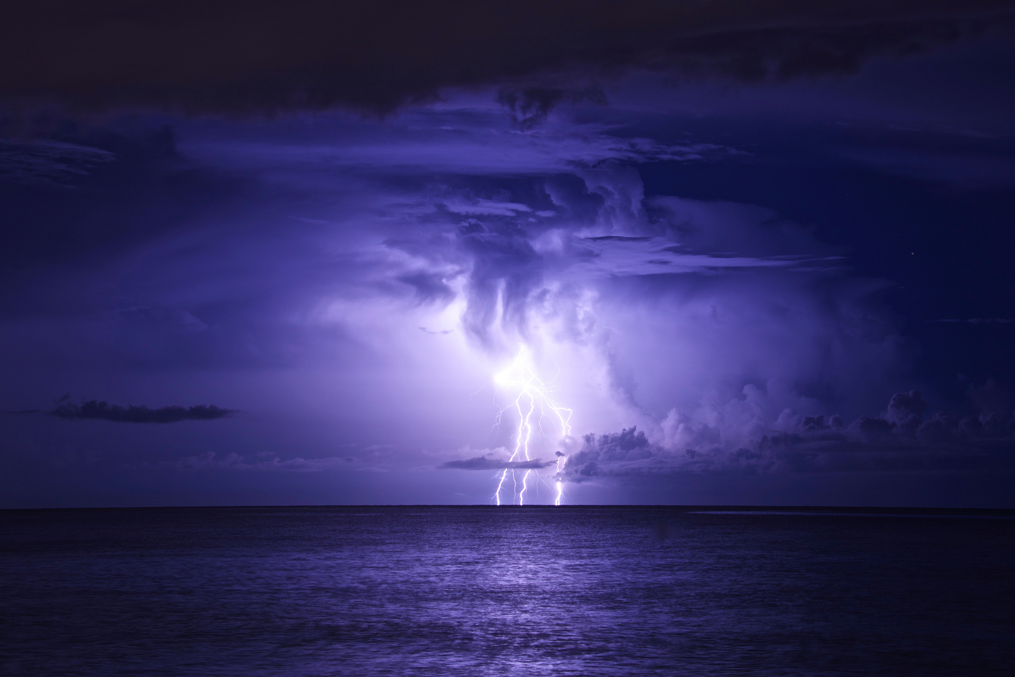 桌面上的壁纸海 暴风雨 天空