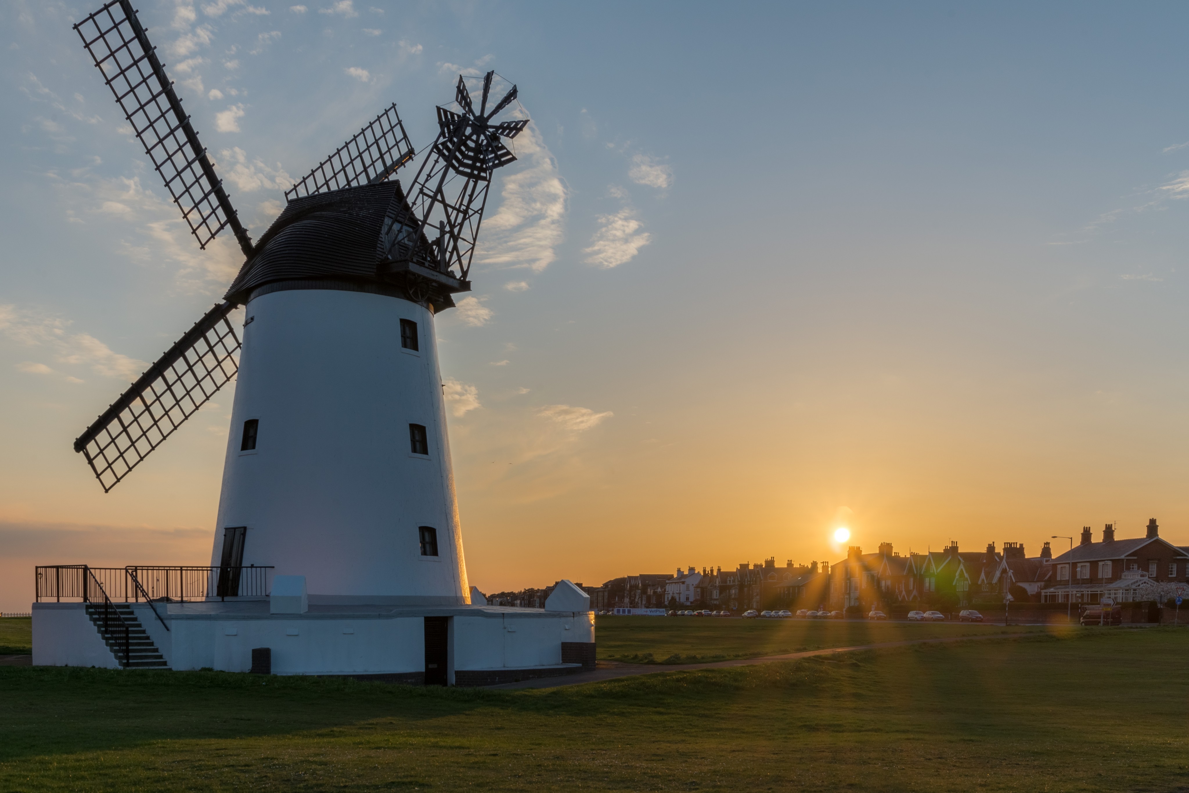 Ветряная мельница на фоне заката.