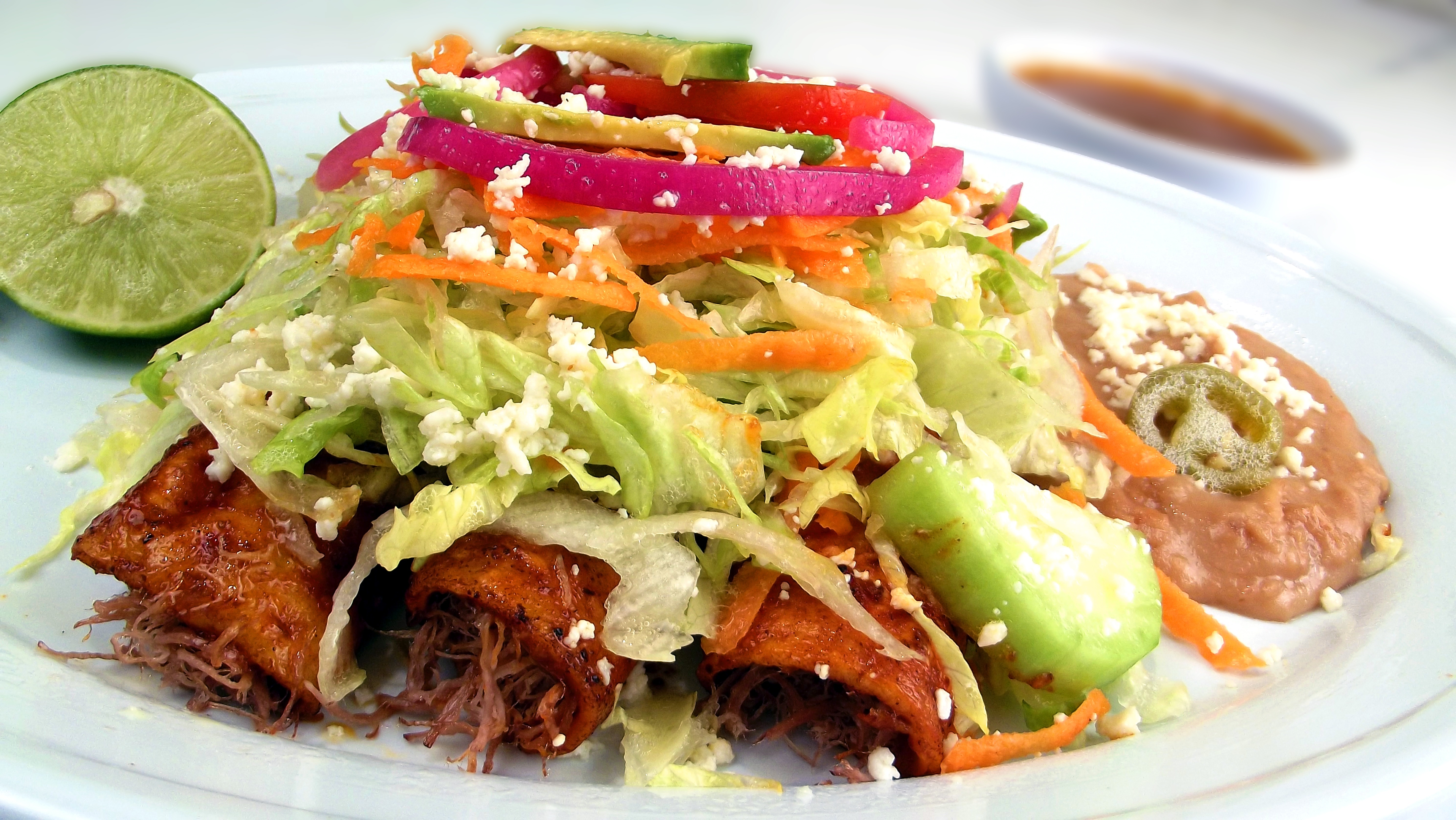 Free photo Delicious salad with meat on a white plate