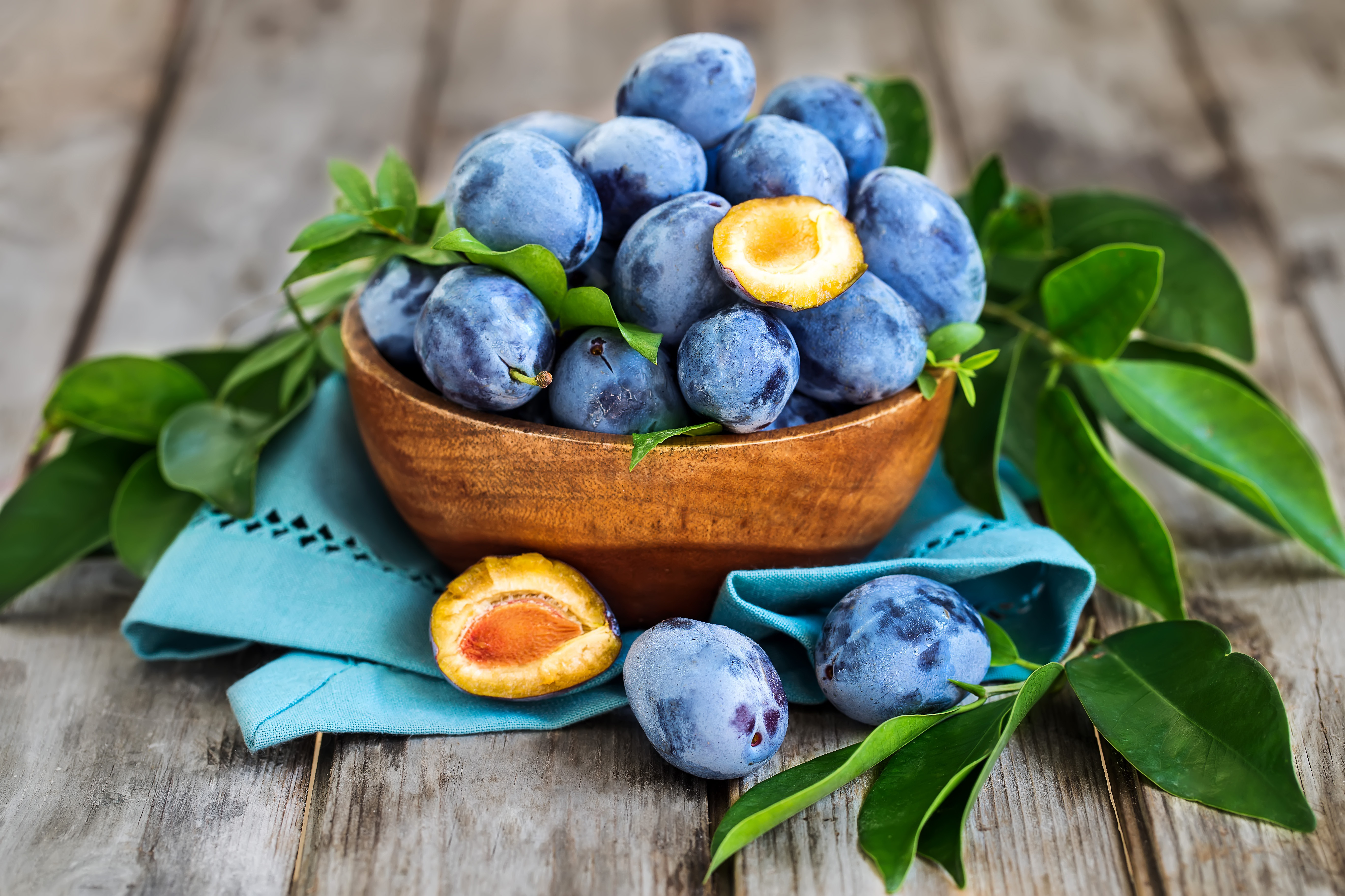 Free photo Ripe plums in a bowl