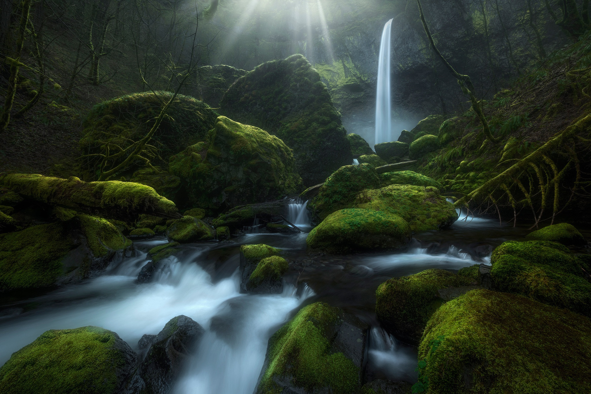 Free photo A waterfall with a stream in a rocky area