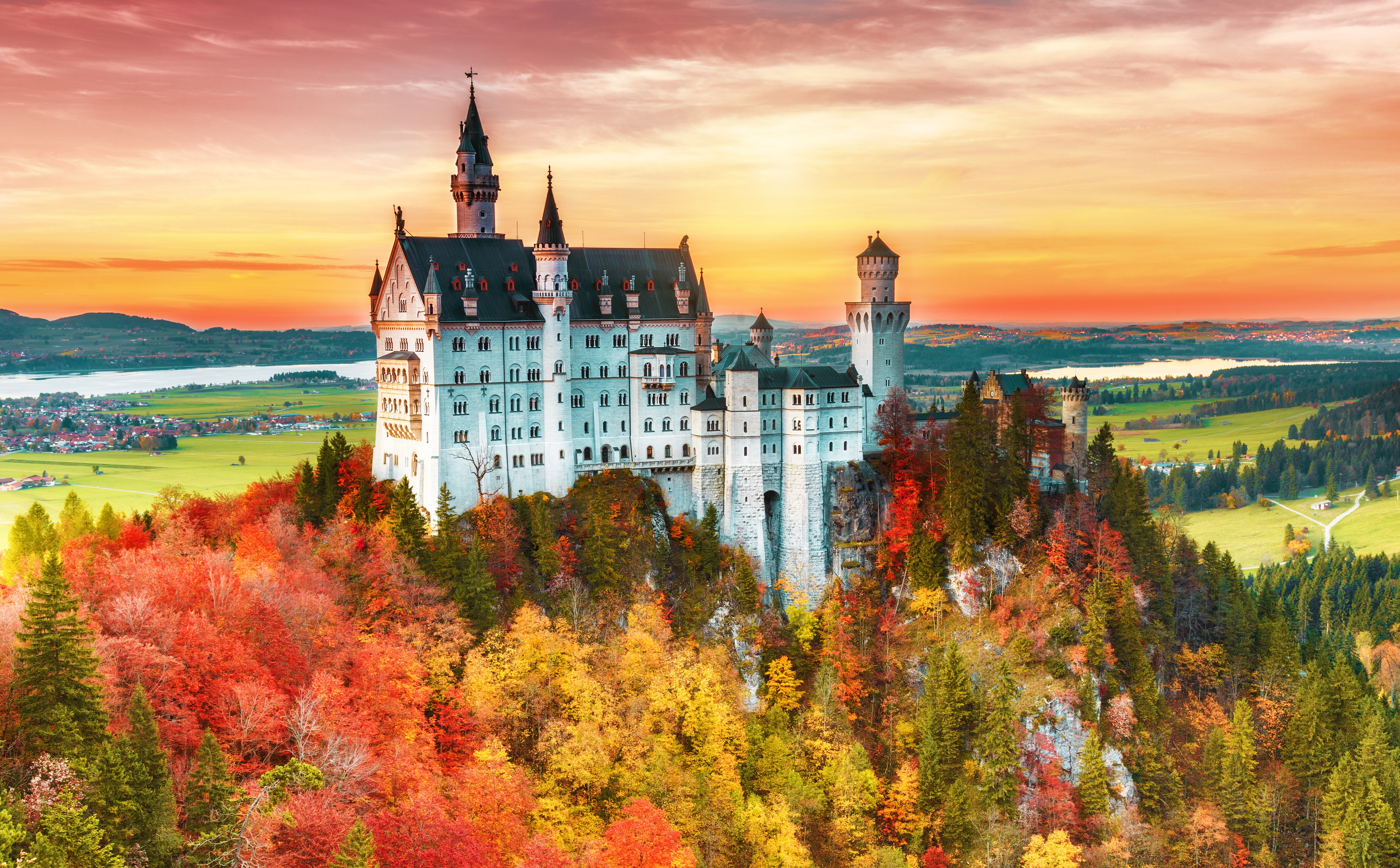 Free photo Neuschwanstein Castle in autumn